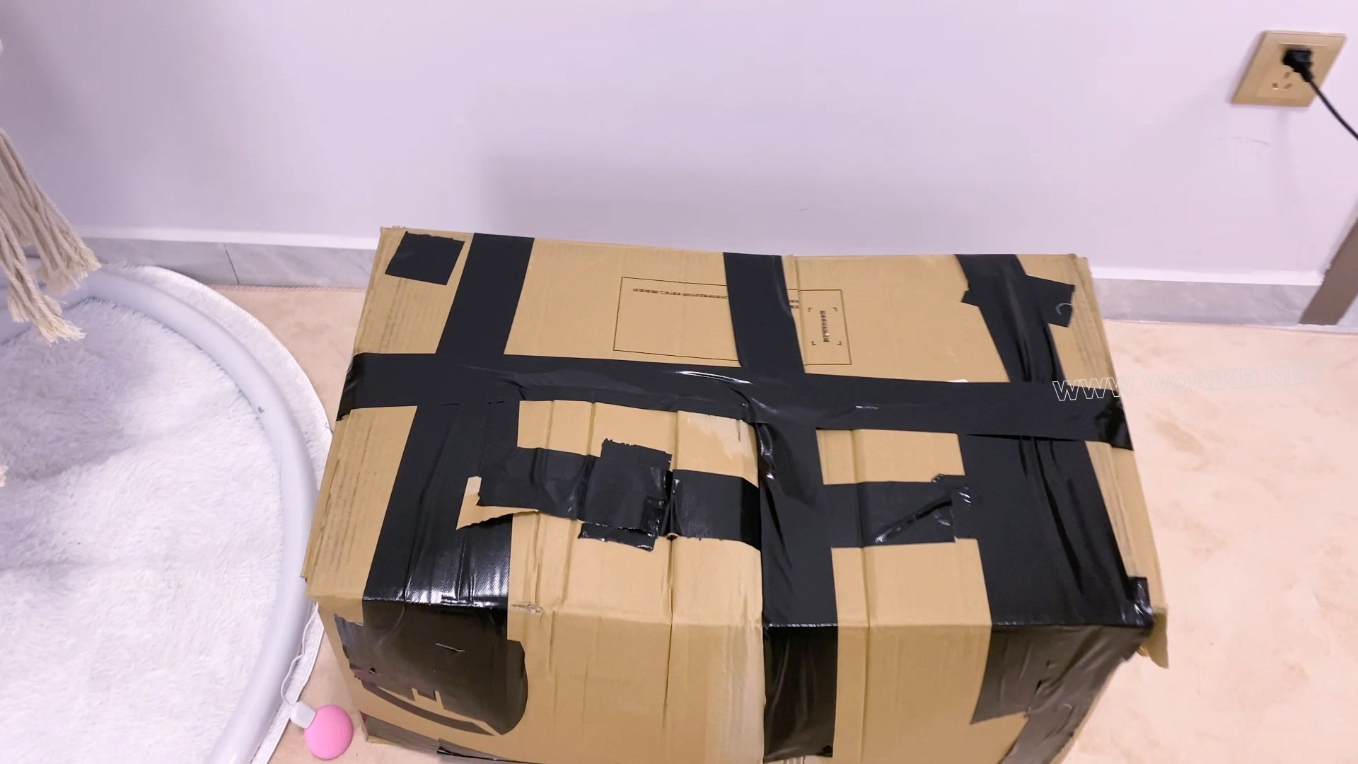 《快递惊魂》-开门回家看到一个箱子还有动静+开启开关原来里面装了个妹妹+一段时间… 封面图