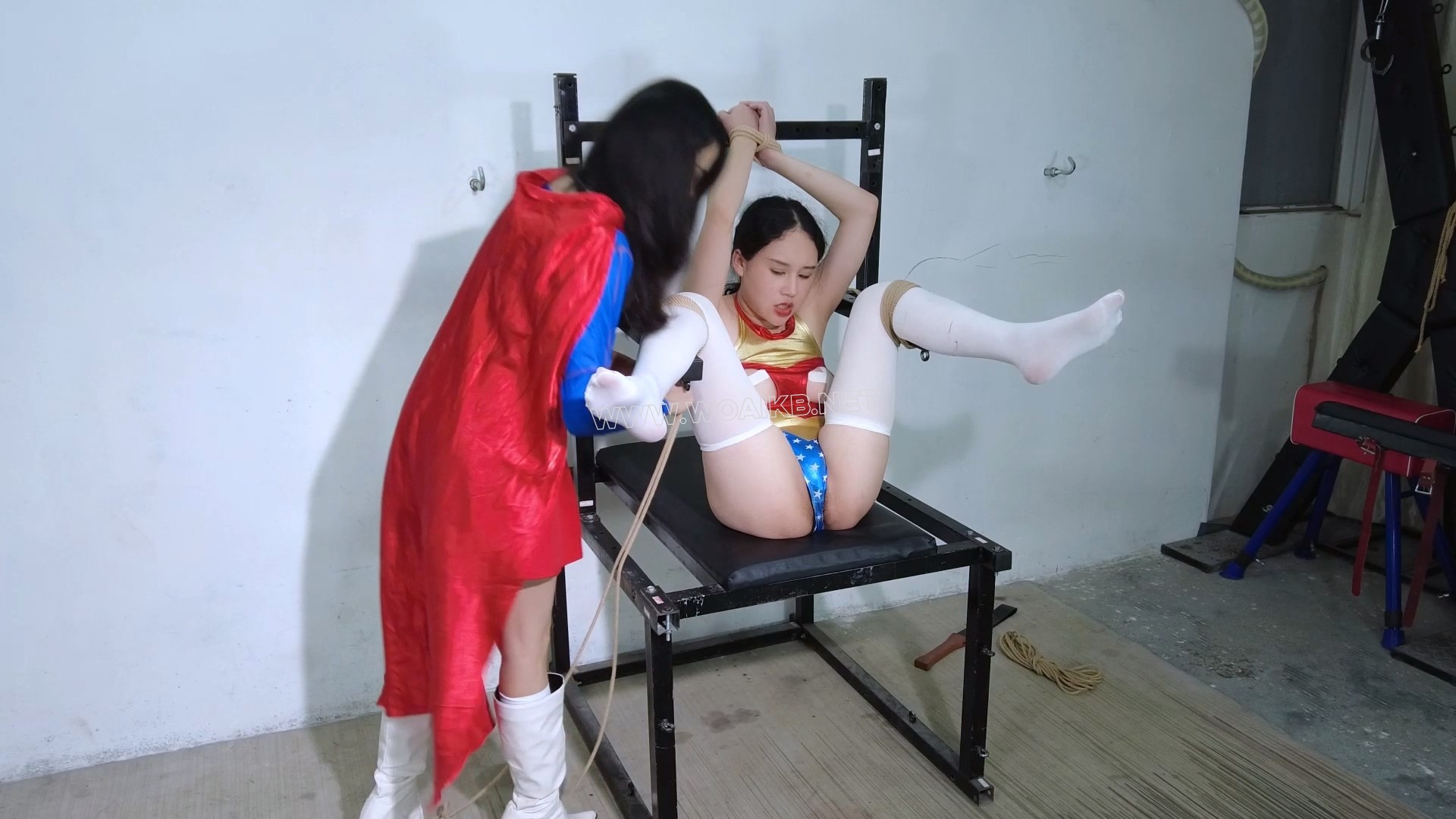 cos神奇女侠女超人！败在女超人手下的神奇女侠被固定在刑椅上开腿羞辱折磨！狂挠脚 预览图