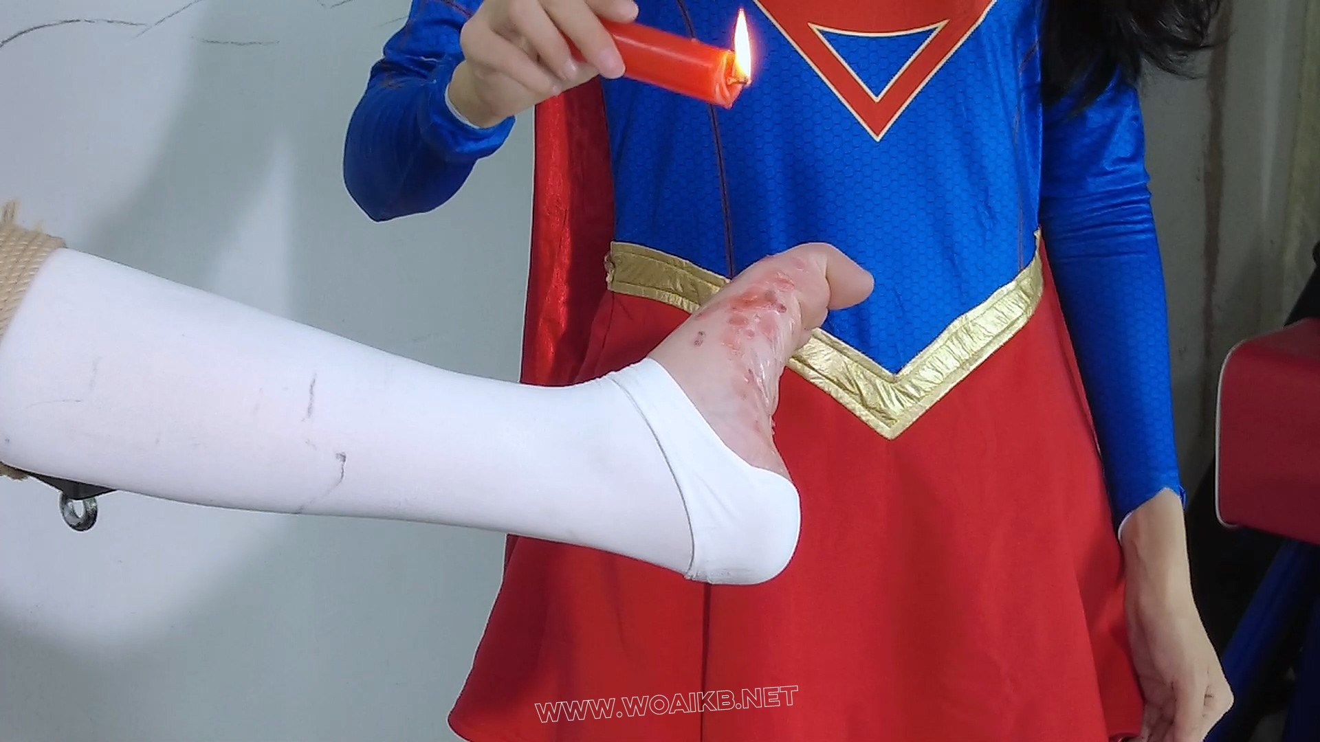 cos神奇女侠女超人！败在女超人手下的神奇女侠被固定在刑椅上开腿羞辱折磨！狂挠脚 预览图