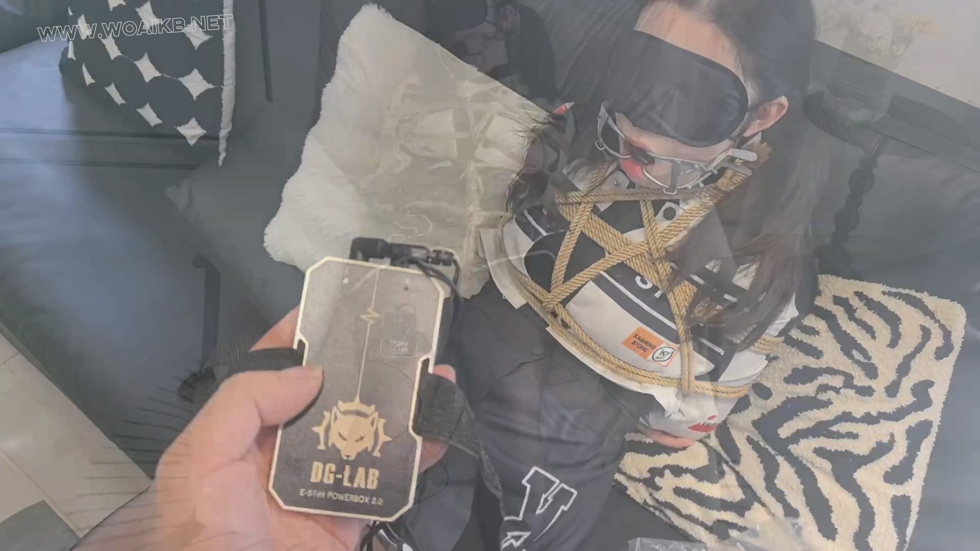 【FXX-SM-攸姬】约拍黑丝攸姬 无内体验内置震动 分析强糕不同 开口器释放口水 电击 预览图