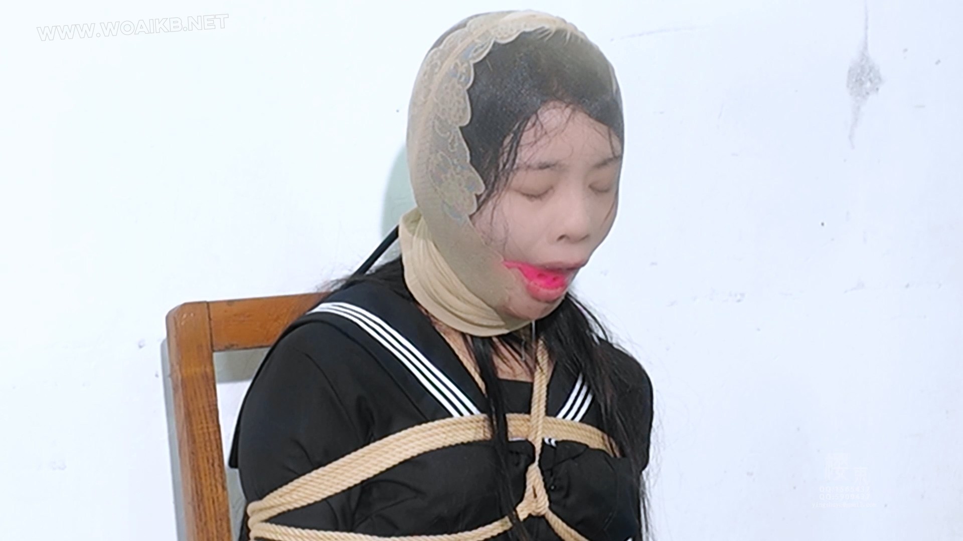 绑架单纯学生妹！布袋套头椅子捆绑折磨！丝袜套头口球紧塞拉丝！棒棒刺激强G挣扎求 预览图