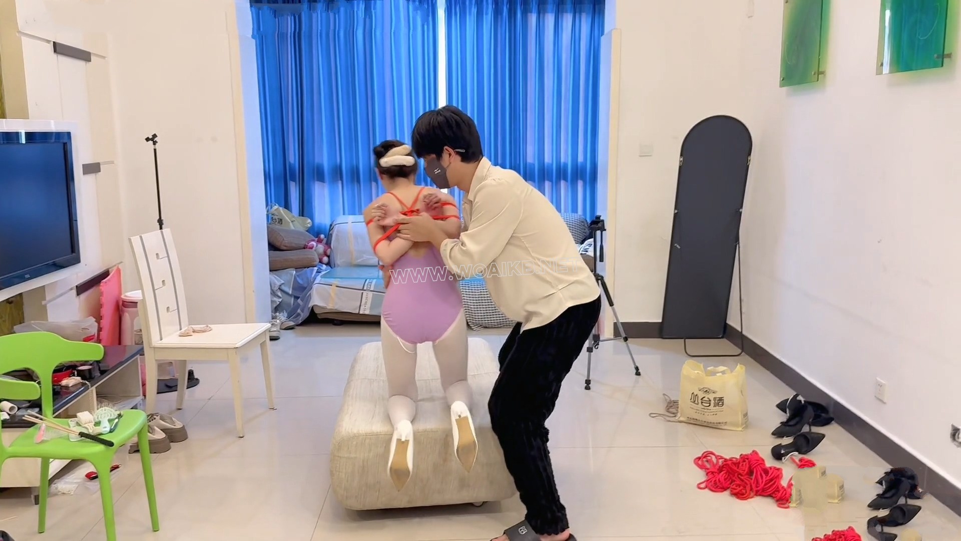 调教倒吊的瑾年 预览图