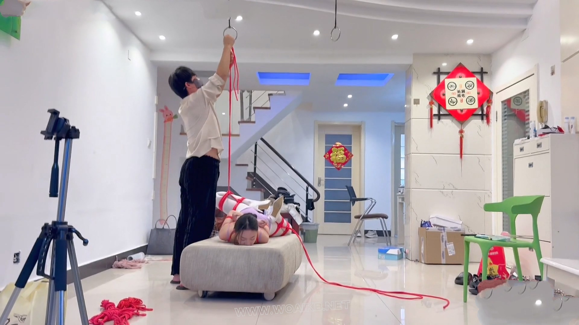 调教倒吊的瑾年 预览图