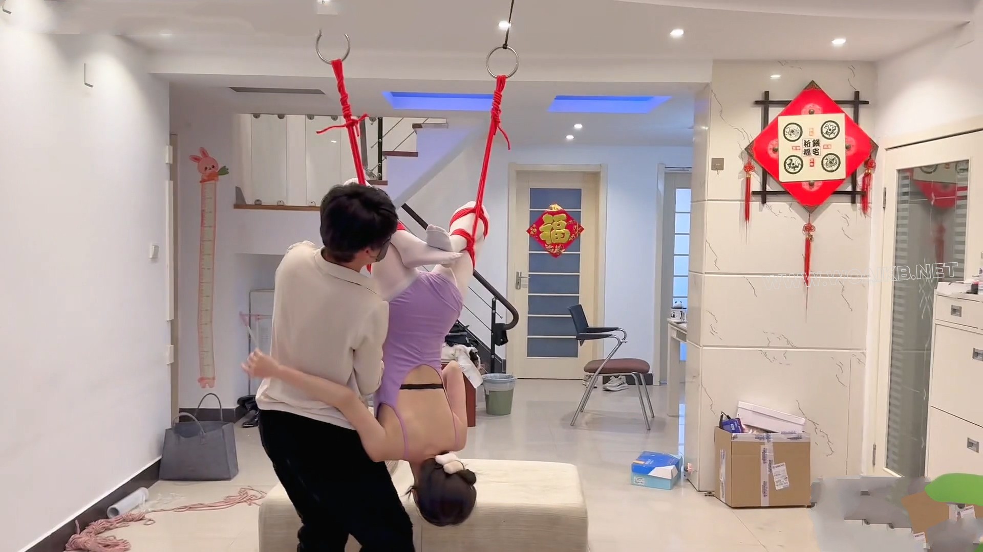 调教倒吊的瑾年 预览图