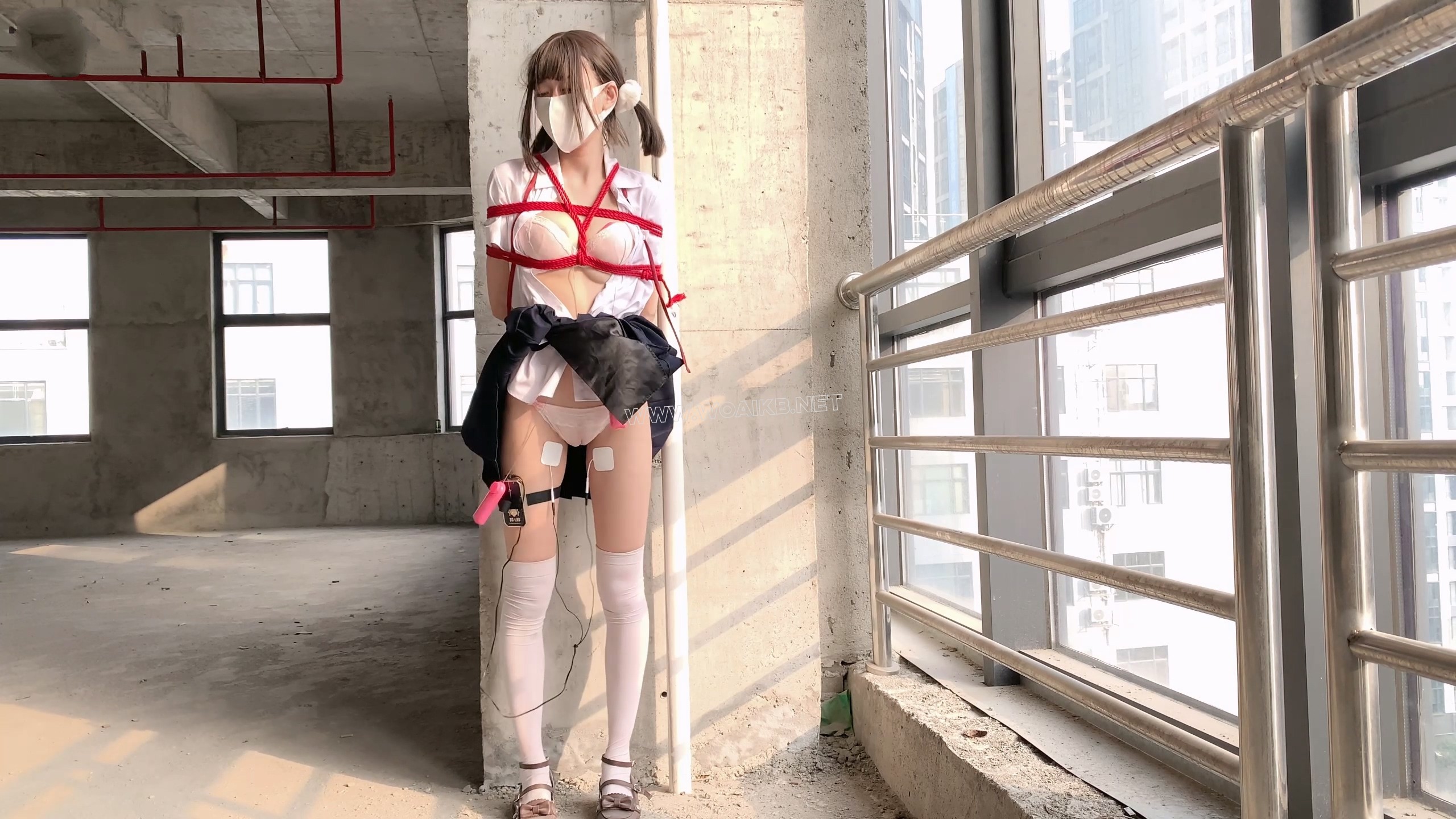 【尤美加奈】废墟最终章！双马尾白丝JK被羞耻调教 窗边调教+独自放置+郊狼+蒙眼堵… 封面图