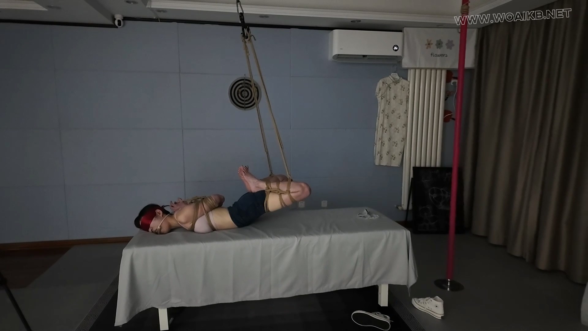 按摩床上的喵喵极限后手观音驷马吊绑 预览图