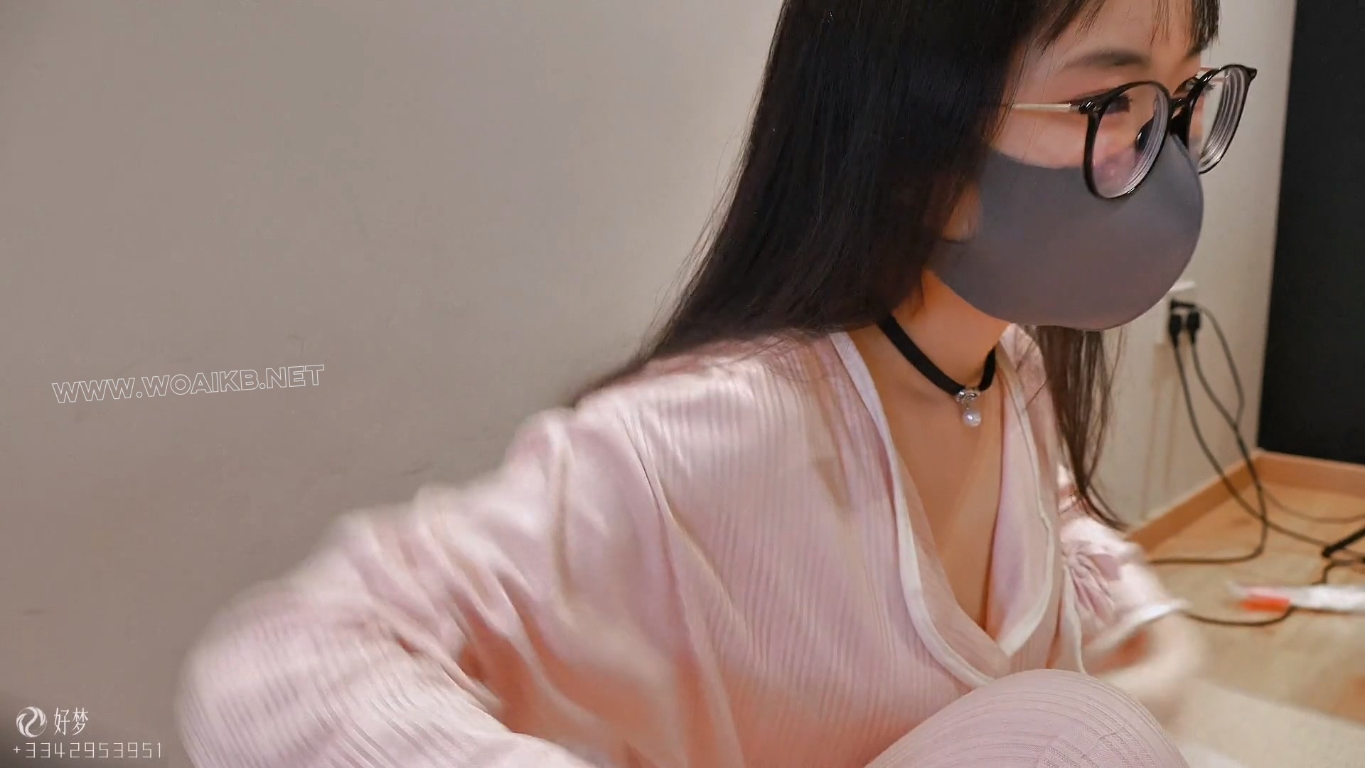 愿赌服输还是好女孩，裸足TK，白袜睡衣，嫩嫩的脚白里透红，撸猫手套，涂满了润滑… 封面图