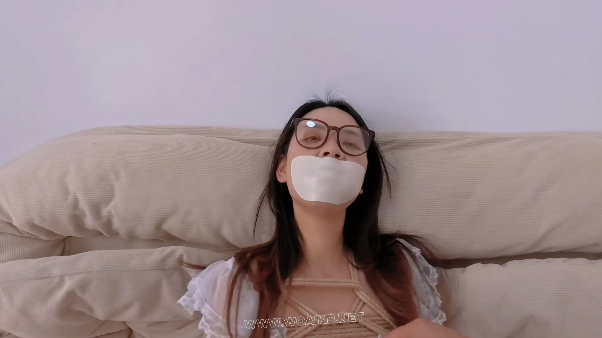 小美女约绳师把自己绑成男朋友喜欢的样子作为圣诞礼物（情趣婚纱纱布胶贴堵嘴乳铃T 预览图