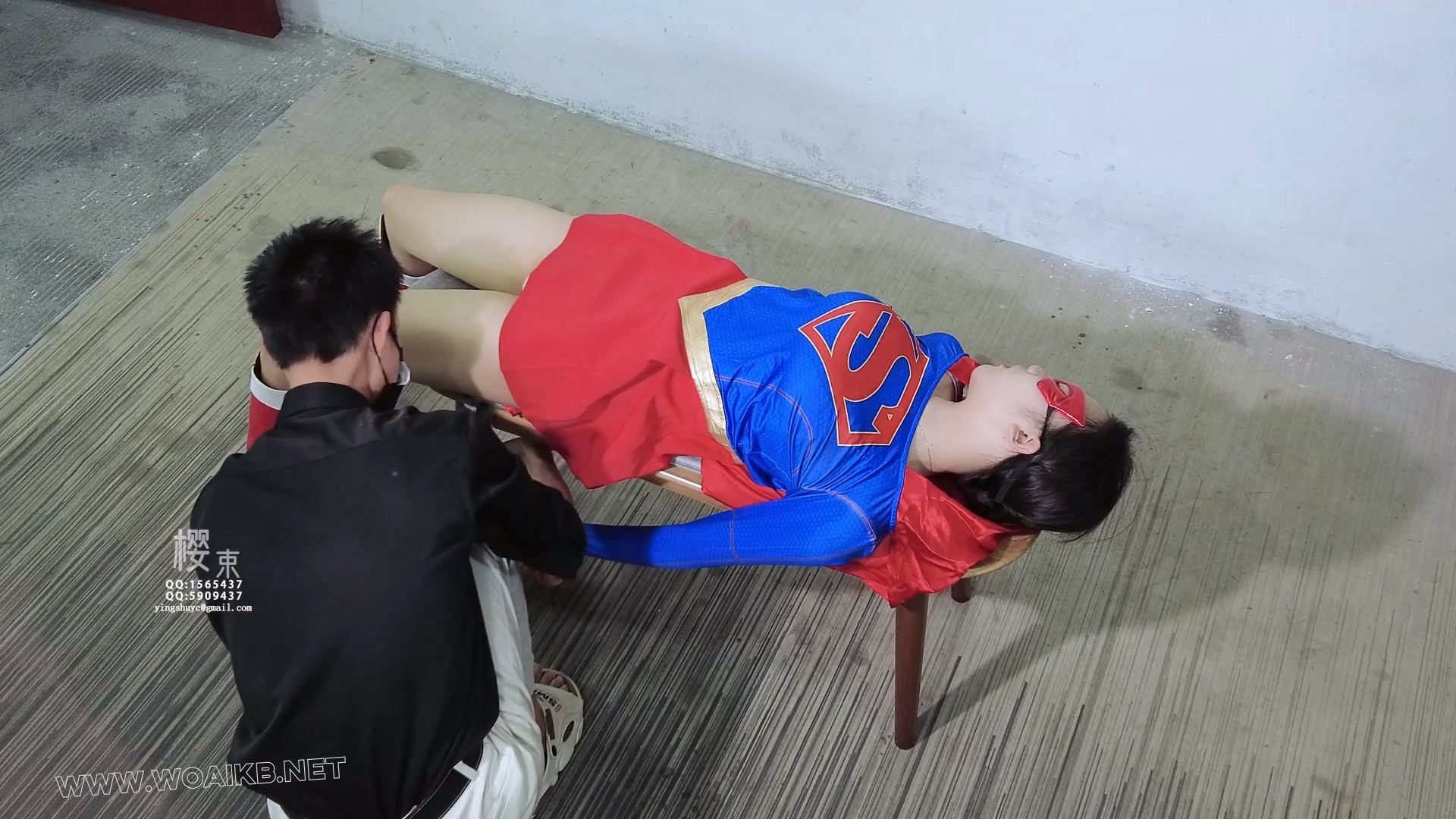 被歹徒狠狠的榨干的女超人！敏感的被跳蛋震的内内都湿完了！戴吸乳器固定棒棒羞辱 预览图