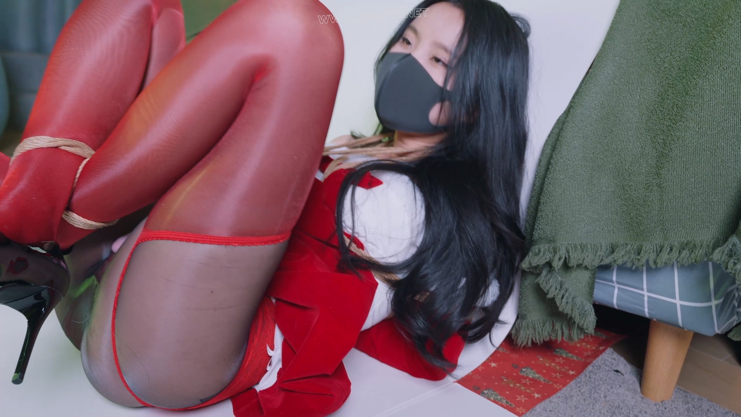 《绑架圣诞愿望精灵2》凭空出现在我家的礼物盒里竟然装着一位圣诞女仆，竟然要求我 预览图