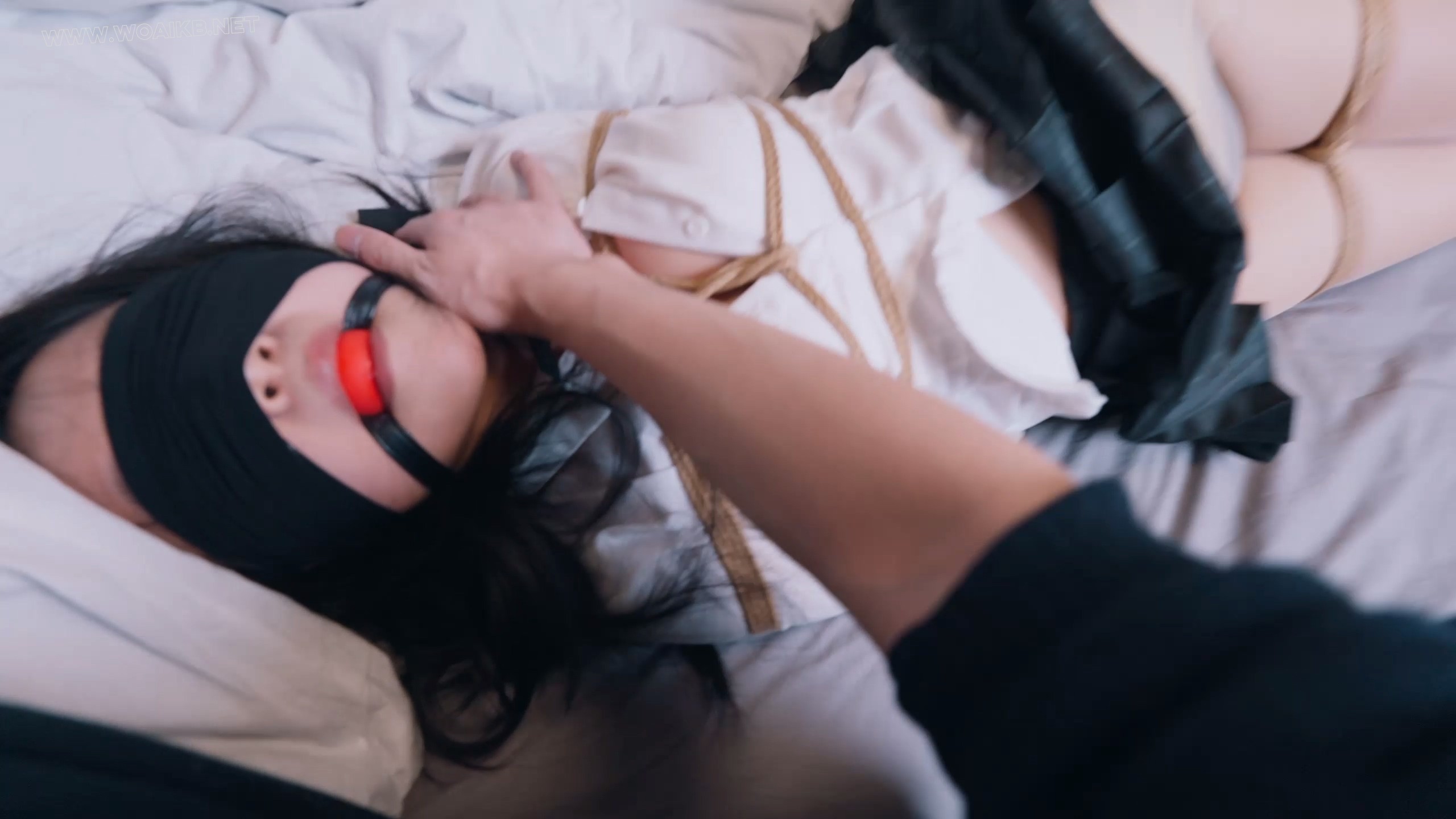 《潜入美女家的大叔5》熟睡中的JK肉丝少女被入室大叔捆绑毫无知觉，等醒来发觉已经 预览图