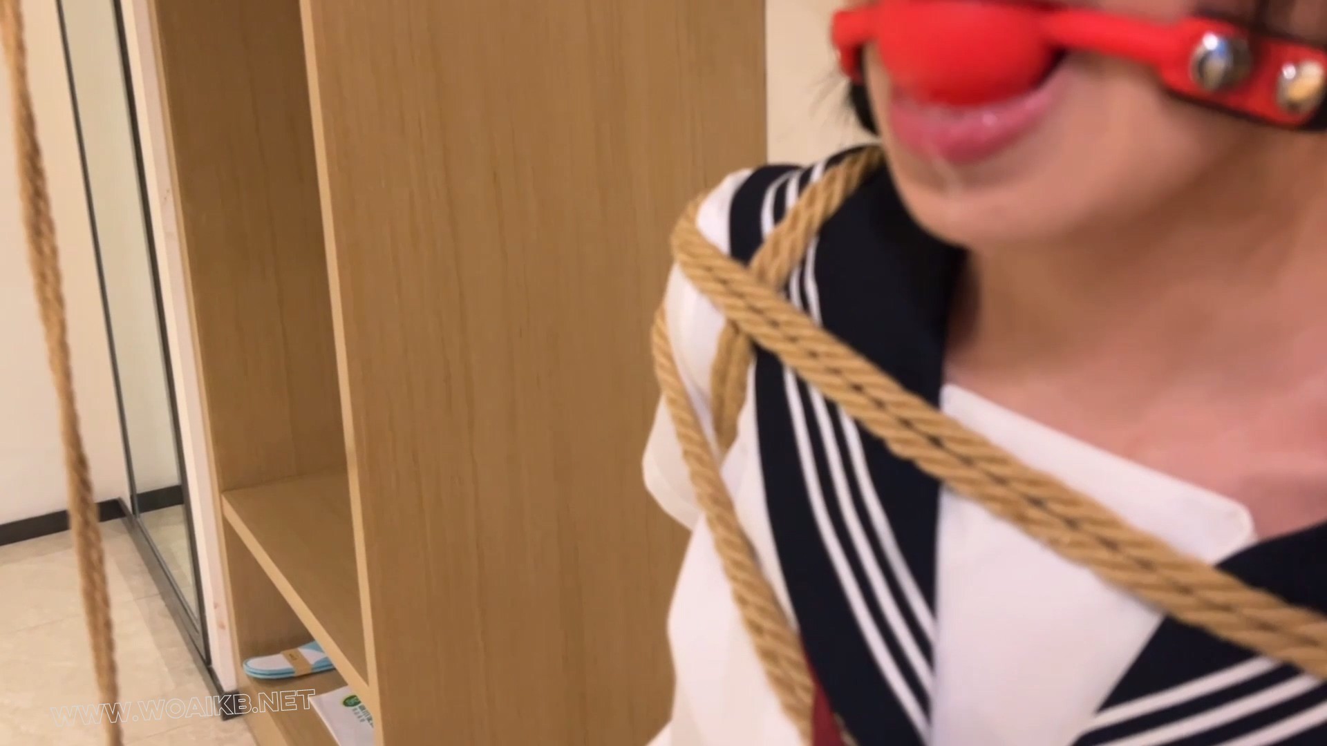臭脚妹妹第一部露脸作品 【水手服】【油光黑丝】【白一带】【单腿吊缚】 预览图