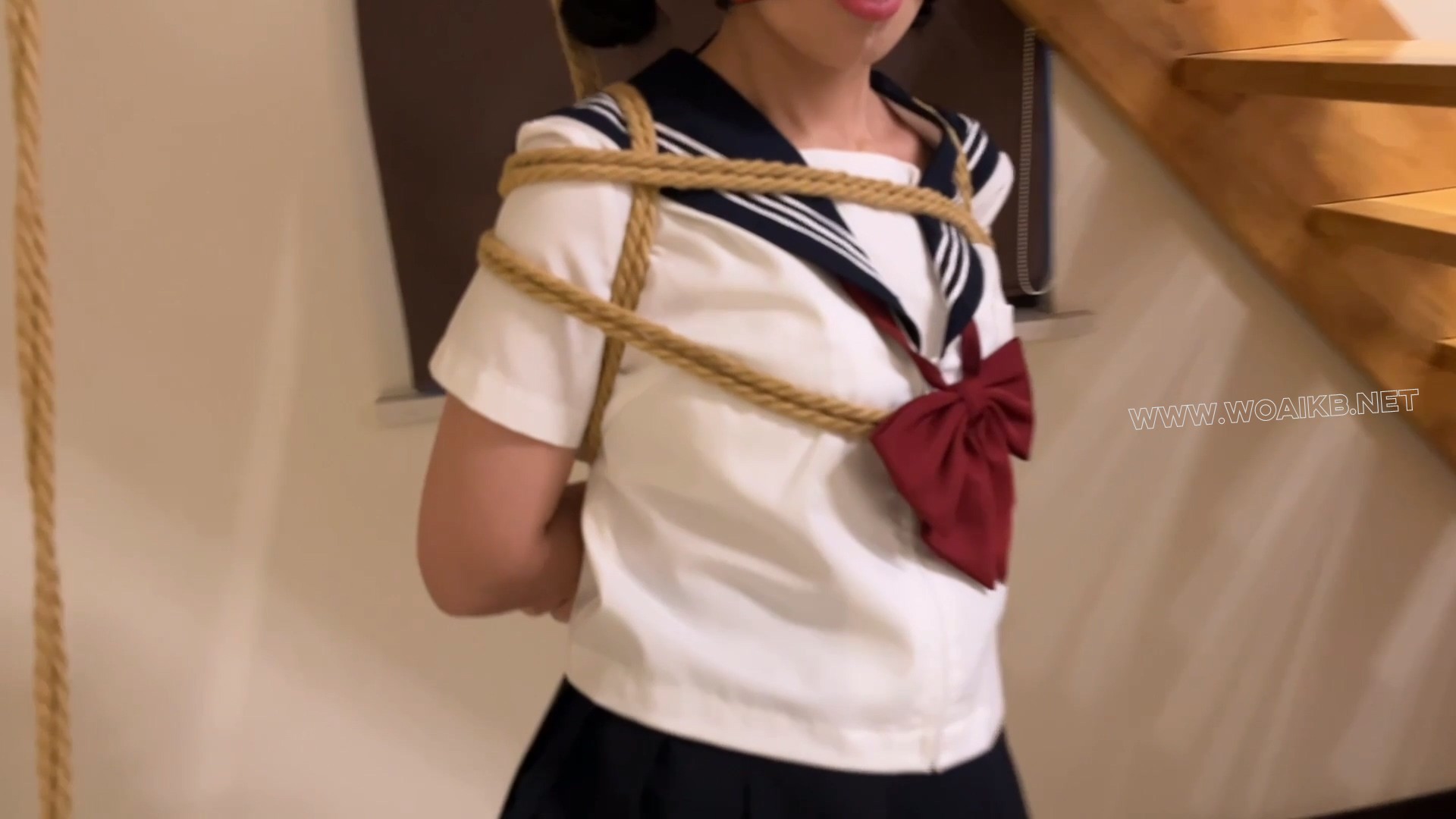 臭脚妹妹第一部露脸作品 【水手服】【油光黑丝】【白一带】【单腿吊缚】 预览图