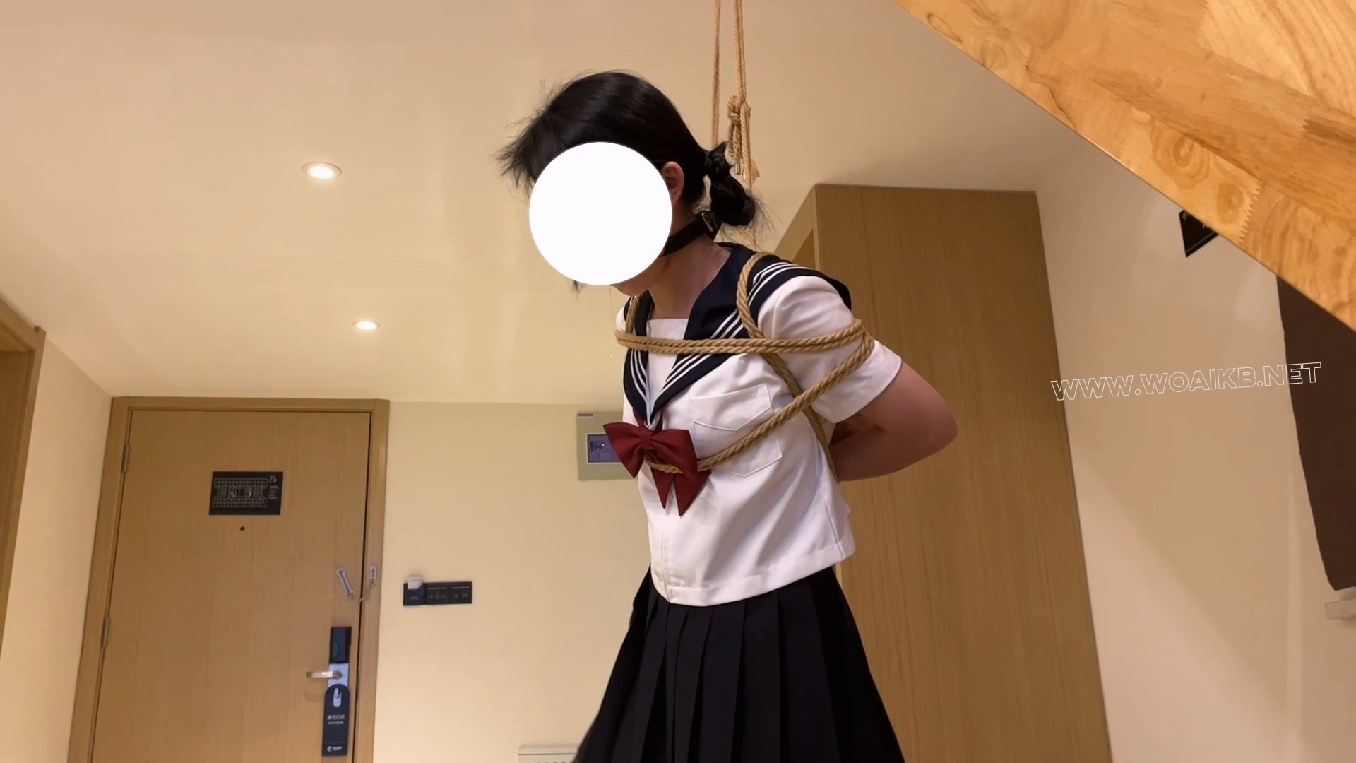 臭脚妹妹第一部露脸作品 【水手服】【油光黑丝】【白一带】【单腿吊缚】 预览图