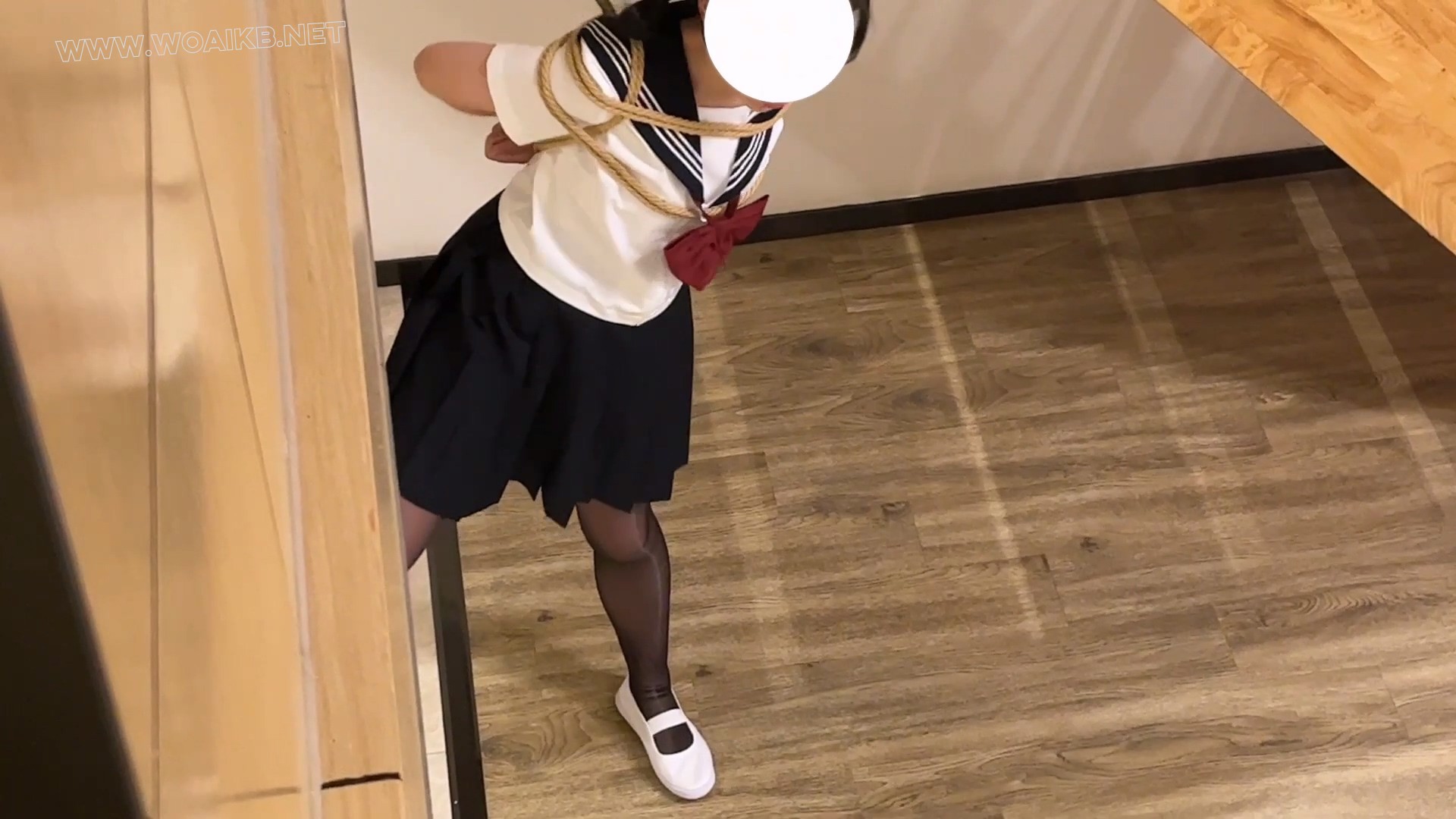臭脚妹妹第一部露脸作品 【水手服】【油光黑丝】【白一带】【单腿吊缚】 预览图