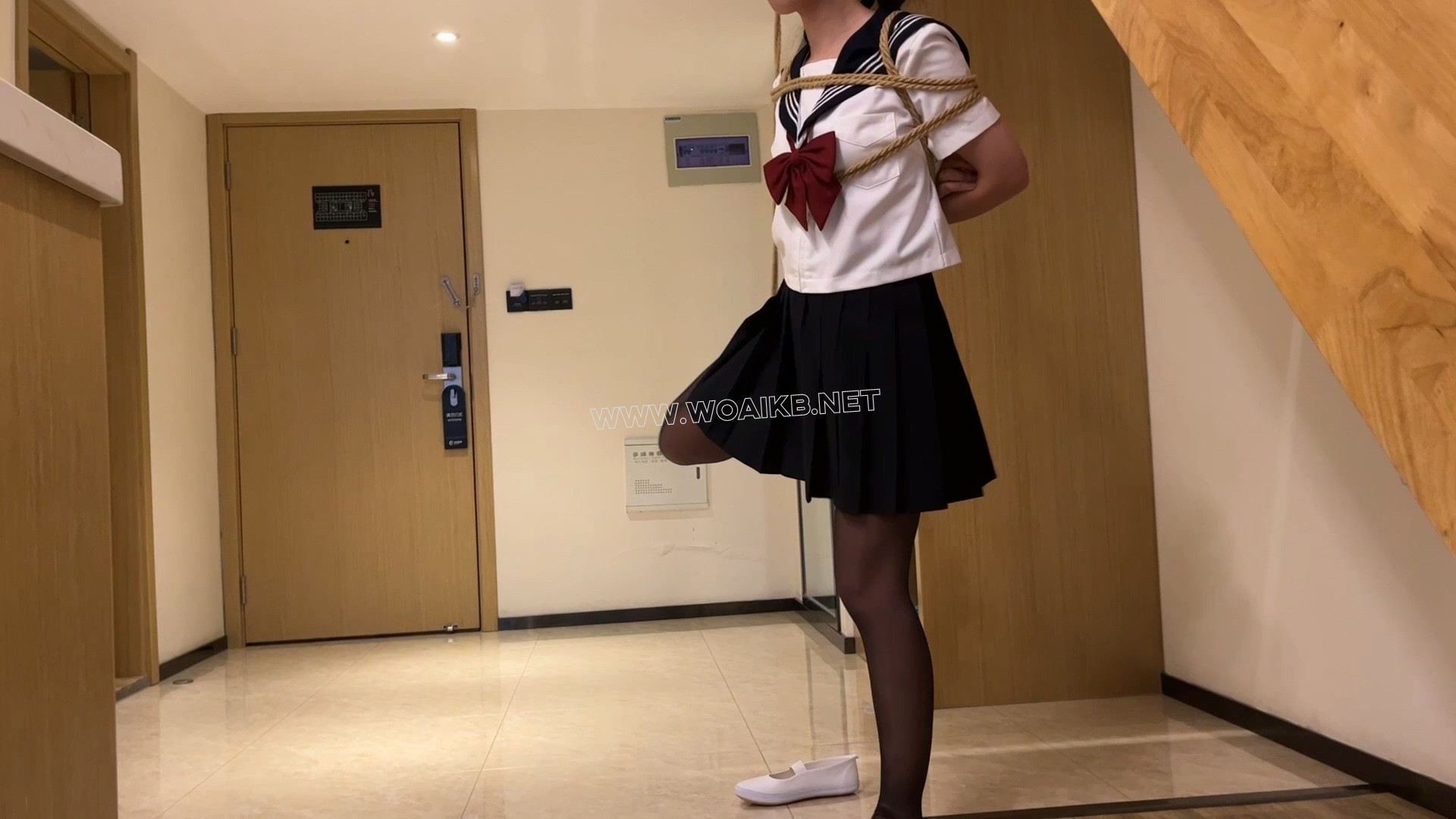 臭脚妹妹第一部露脸作品 【水手服】【油光黑丝】【白一带】【单腿吊缚】 预览图