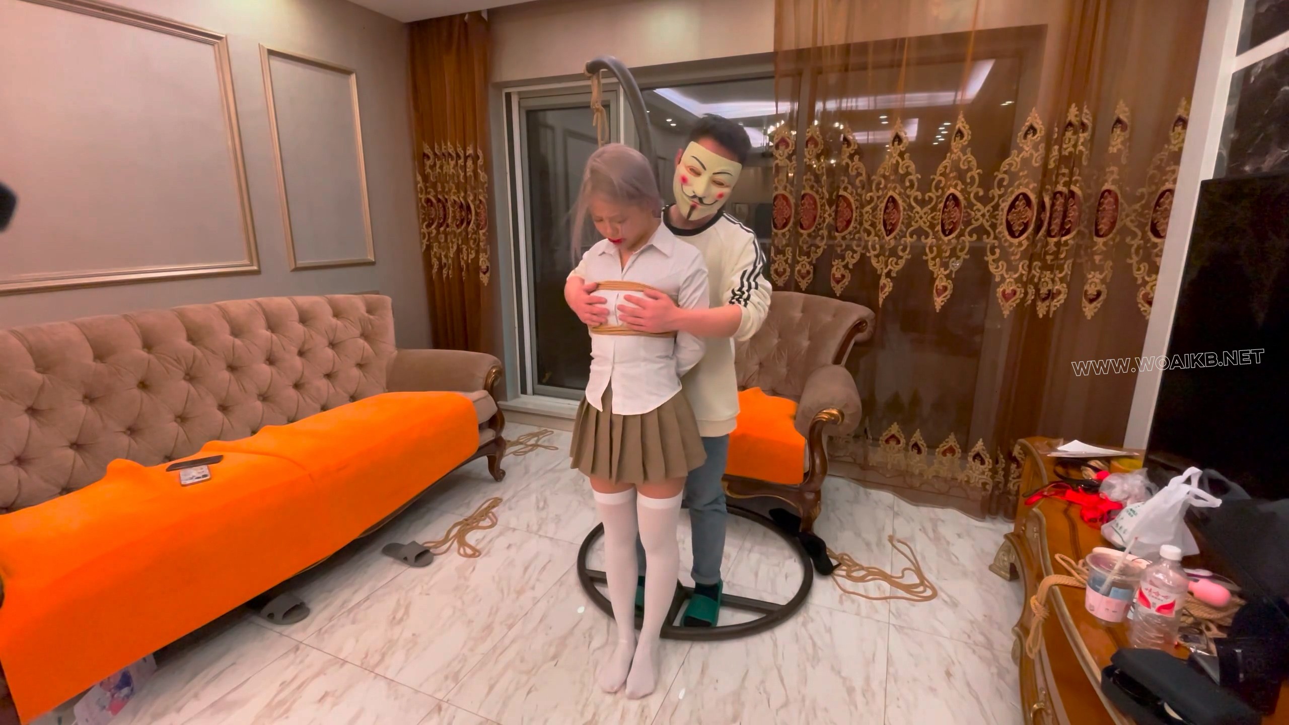 吊起晓涵 解开衣扣 鲜嫩的白兔映入眼帘 用脚解锁手机求救 被发现后 用大棒惩罚强高 预览图