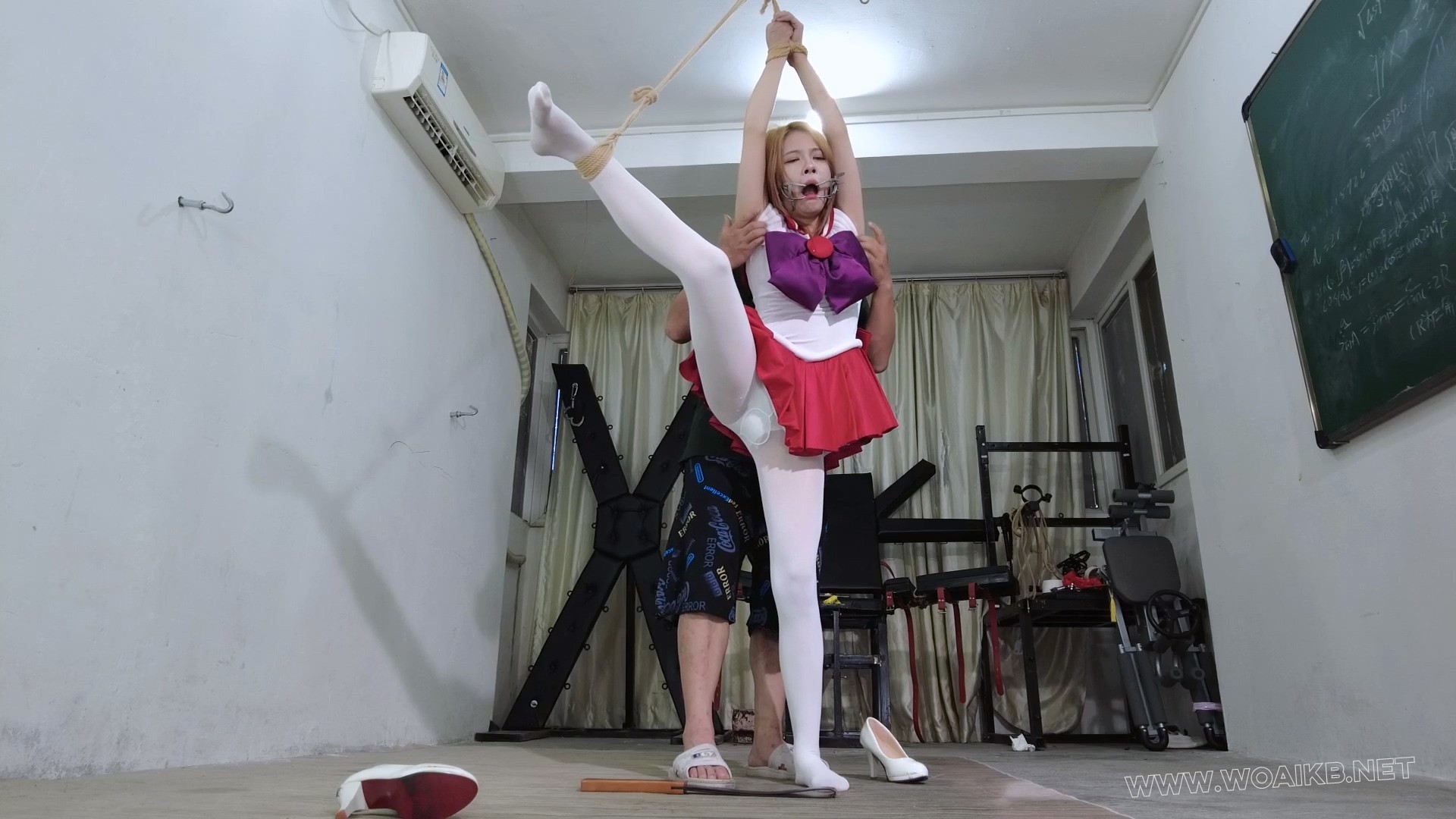 cos美少女战士！美少女战士被反派折磨到满脸泪珠！狂挠脚心腋下！抽气口塞充气折磨 预览图