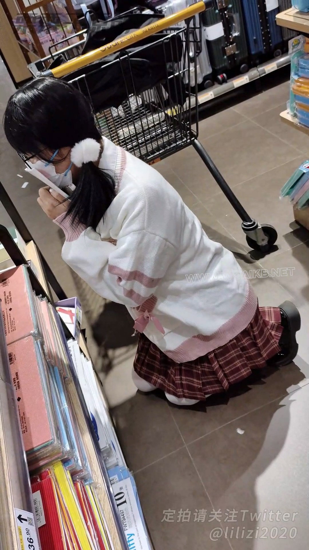 《惩罚堕落小M 04》 户外强高、超市调教、快乐蛋、双马尾、JK、白丝、龟甲缚、反复 预览图