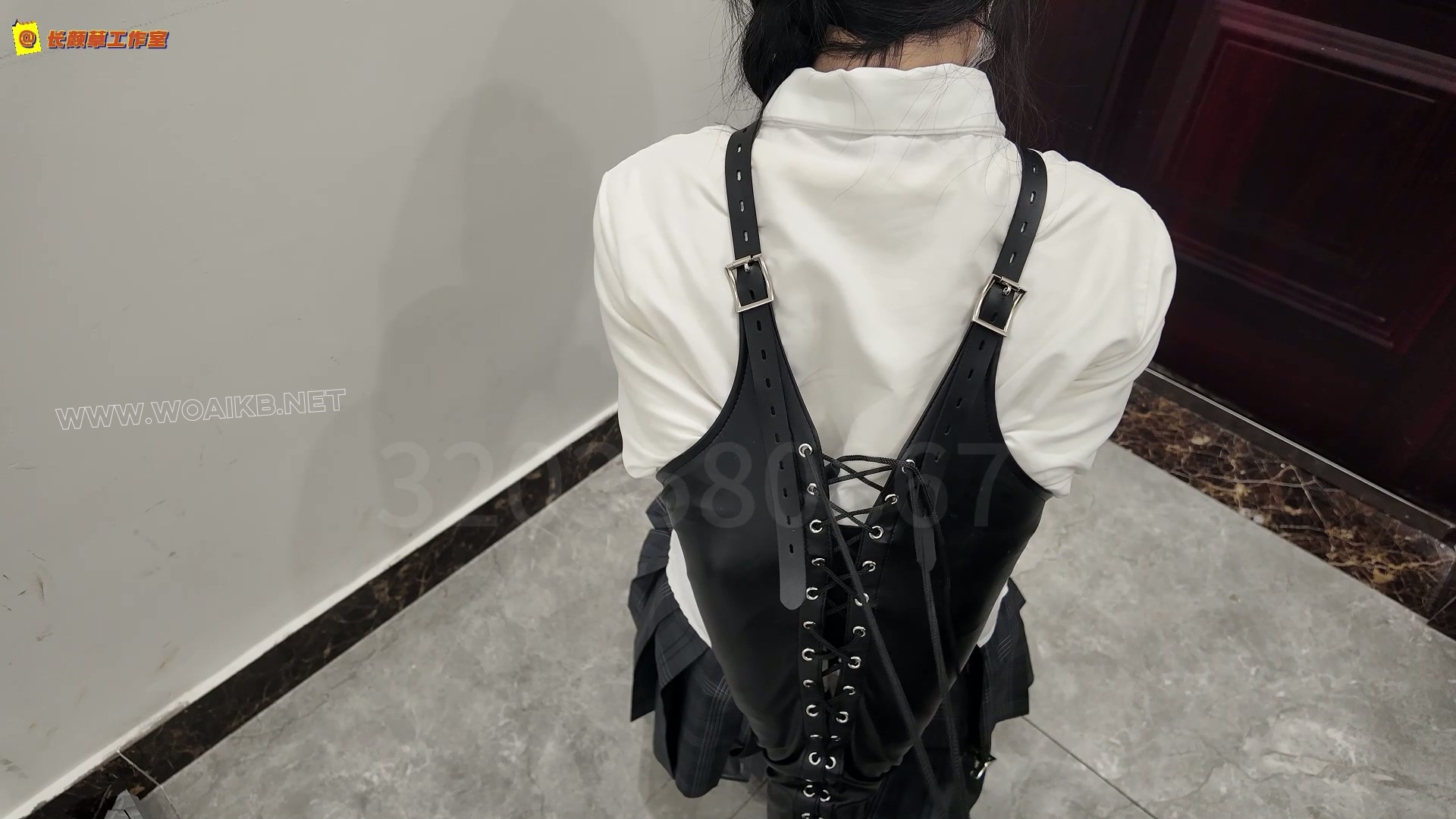 少萝音霜喵惊险外出 捆上单手套 下面塞入小玩具外出 变态大叔尾随 但是穿了高跟鞋 预览图