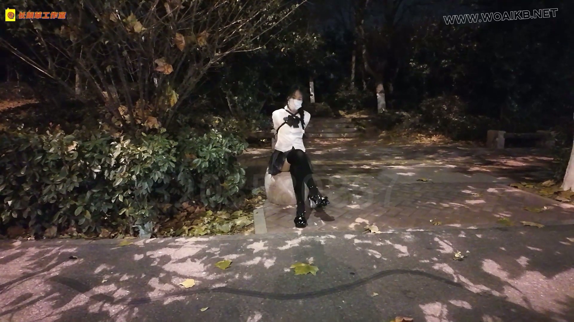 少萝音霜喵惊险外出 捆上单手套 下面塞入小玩具外出 变态大叔尾随 但是穿了高跟鞋 预览图