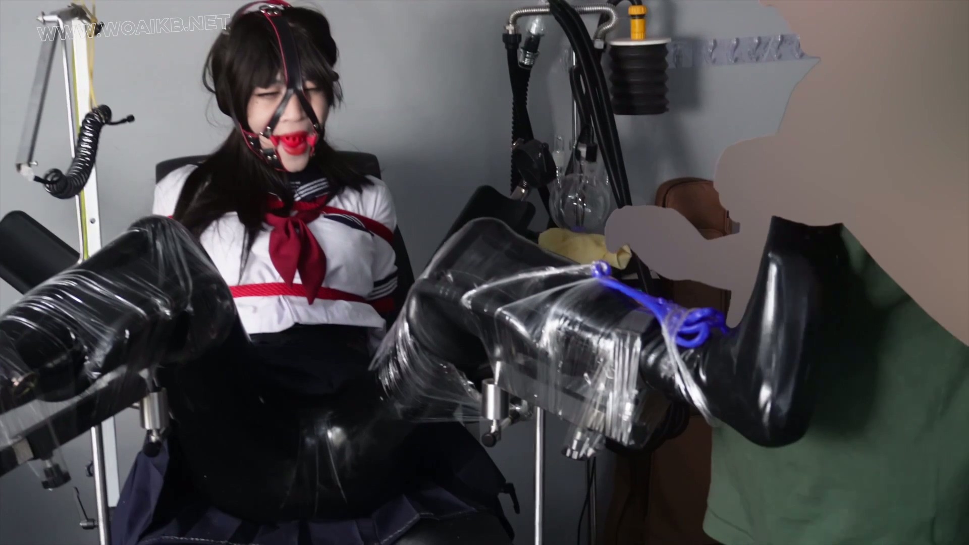 乳胶水手服女大学生 负压瓶防毒面具 拘束妇科椅 红绳紧缚 用跳弹强蒿 预览图