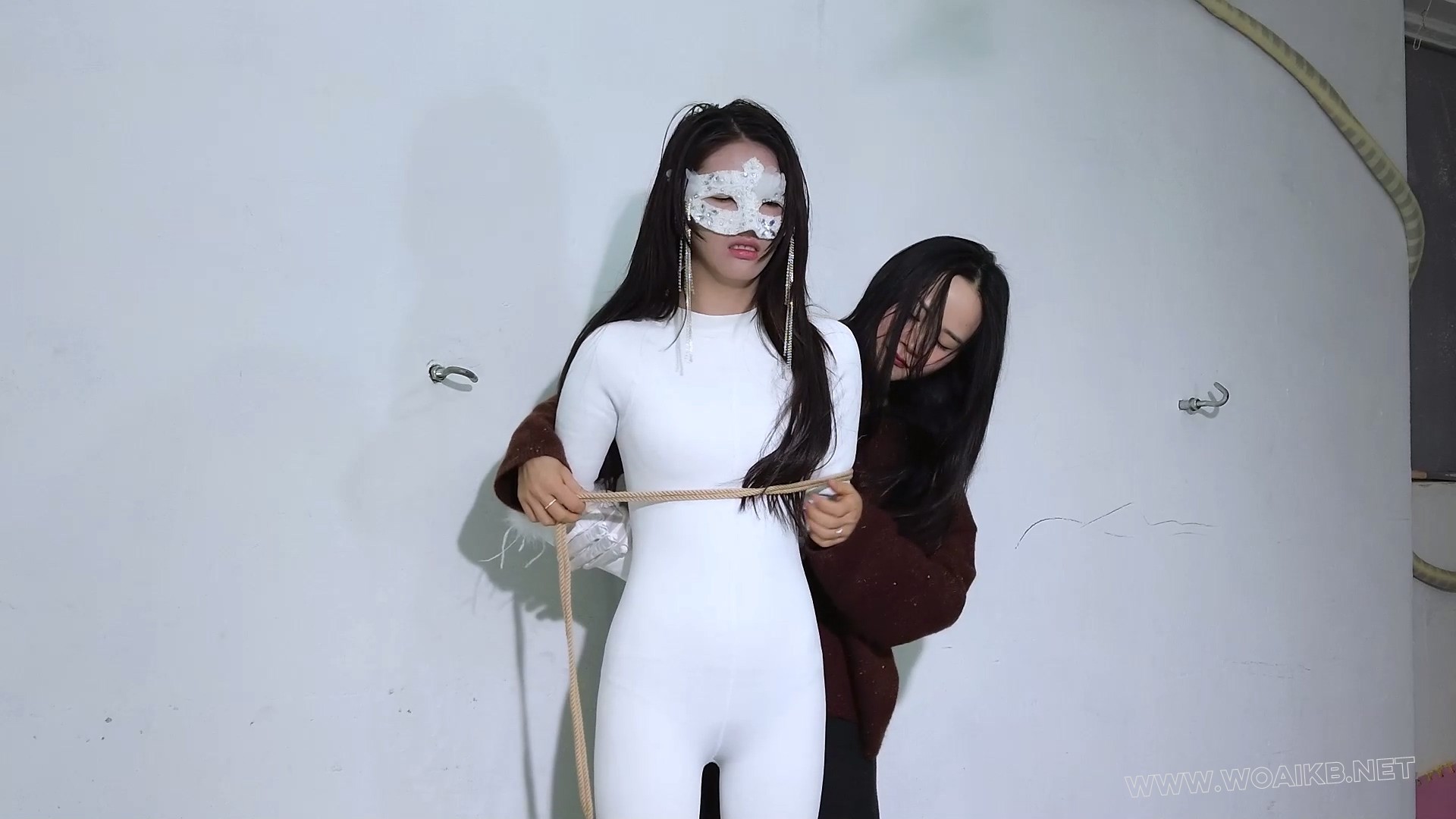 纯洁女侠为救妹妹只能妥协沦为歹徒玩物！被捆绑跪着鞭打Y具深喉羞辱折磨！口球紧塞 预览图