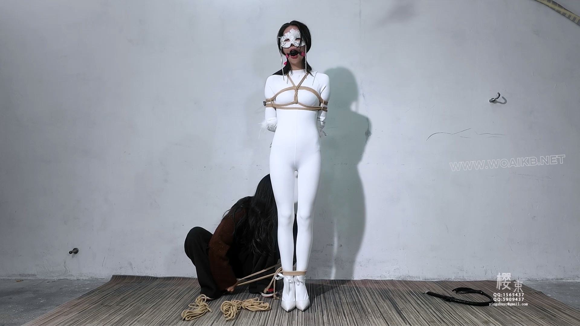 纯洁女侠为救妹妹只能妥协沦为歹徒玩物！被捆绑跪着鞭打Y具深喉羞辱折磨！口球紧塞 预览图