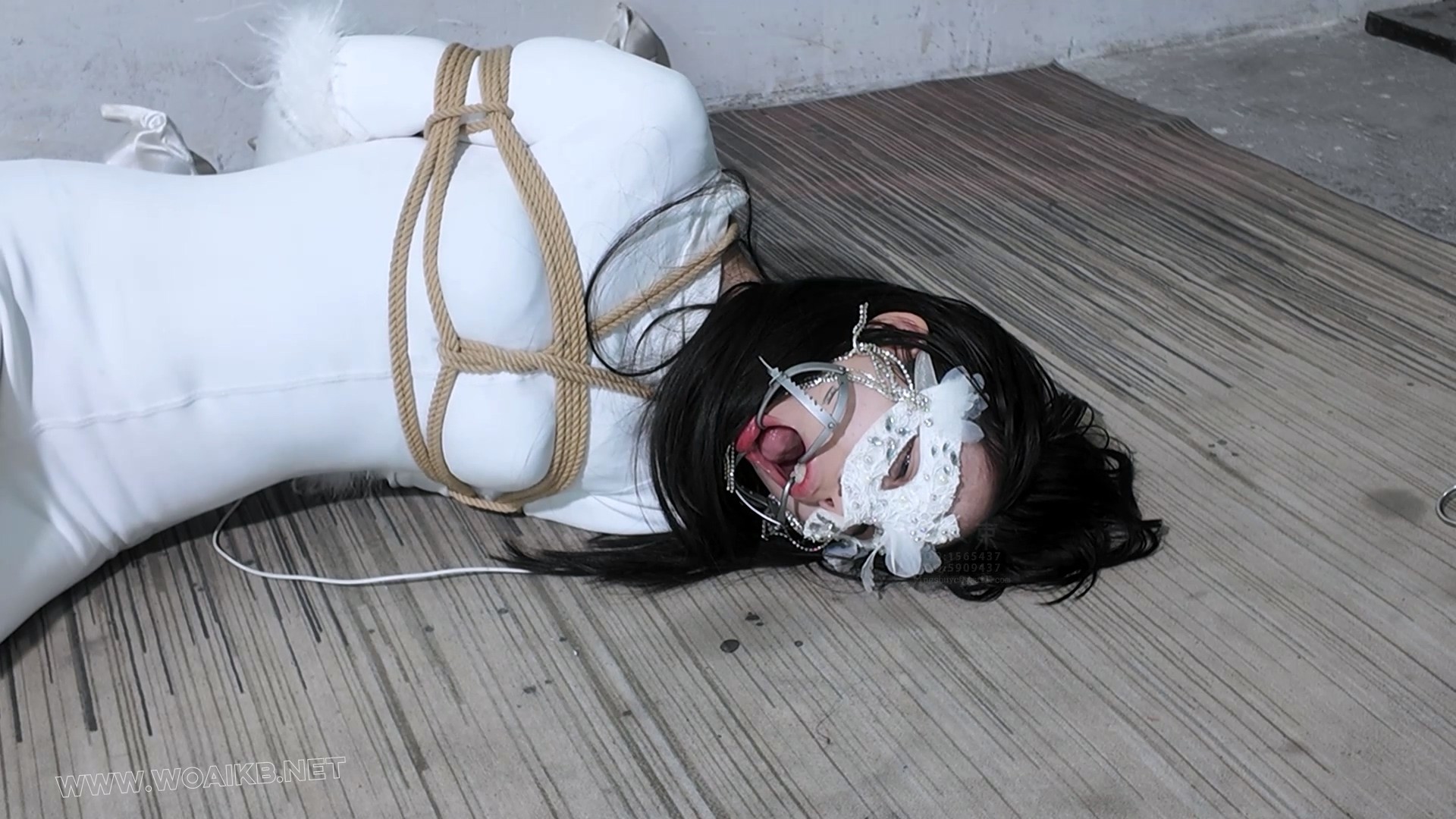纯洁女侠为救妹妹只能妥协沦为歹徒玩物！被捆绑跪着鞭打Y具深喉羞辱折磨！口球紧塞 预览图