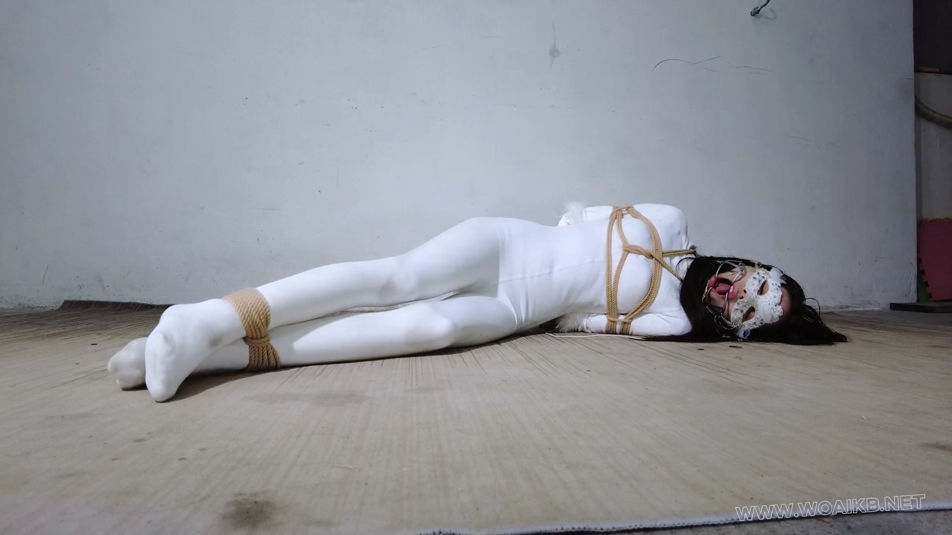 纯洁女侠为救妹妹只能妥协沦为歹徒玩物！被捆绑跪着鞭打Y具深喉羞辱折磨！口球紧塞 预览图