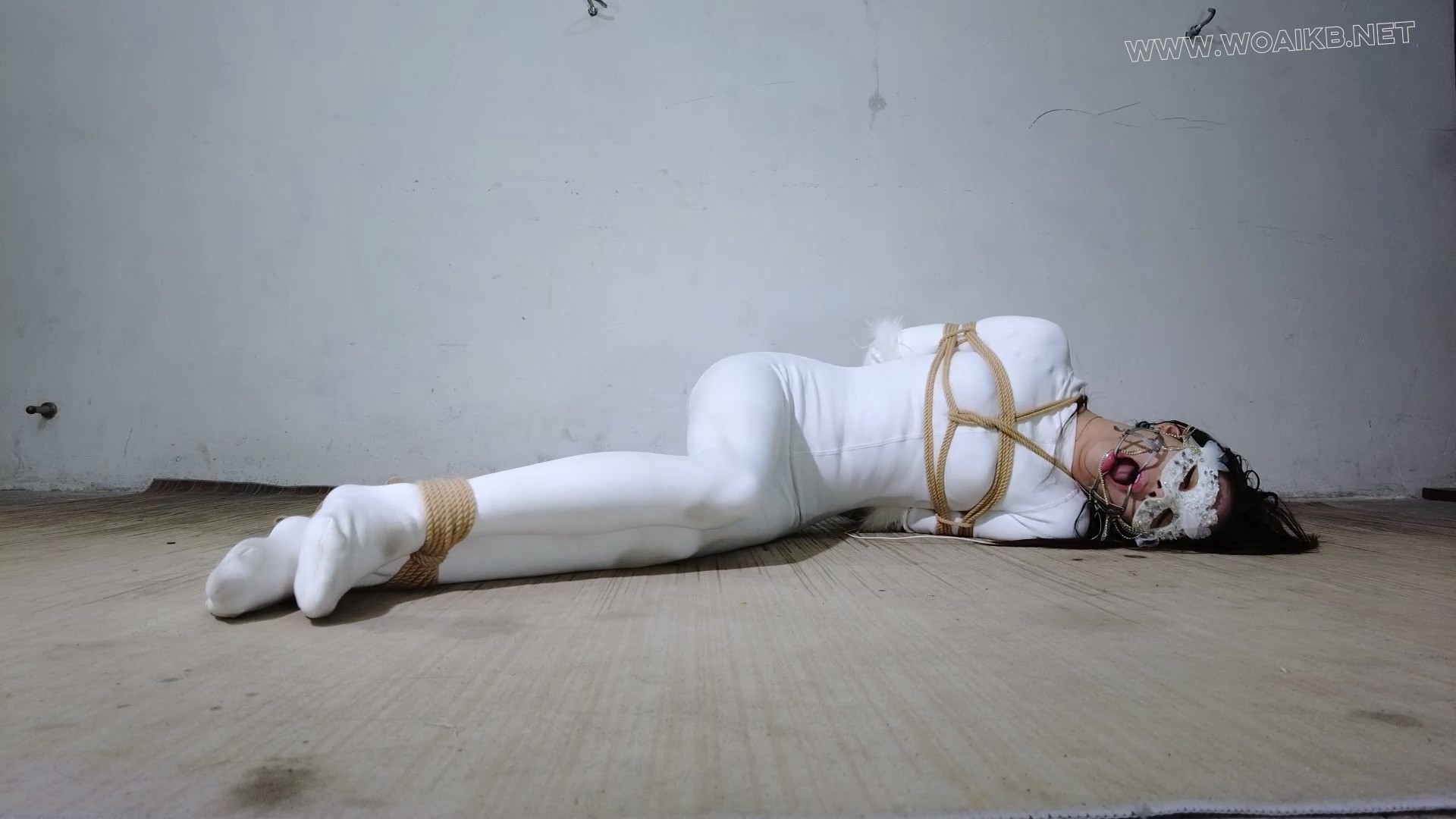 纯洁女侠为救妹妹只能妥协沦为歹徒玩物！被捆绑跪着鞭打Y具深喉羞辱折磨！口球紧塞 预览图