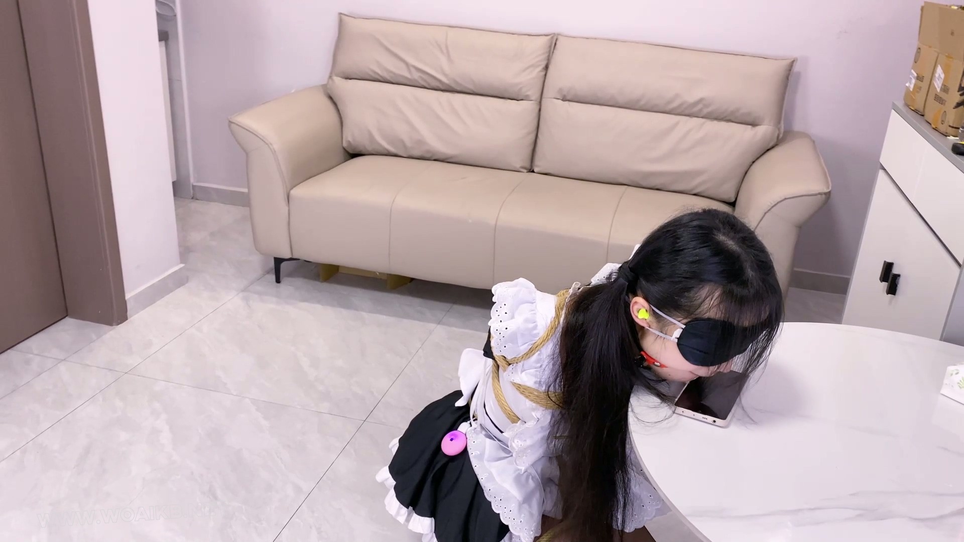 《路崽日记》-客户定拍-第十七集-久违的女仆装被超紧直臂+胸缚+多节并腿捆+内置双t 预览图