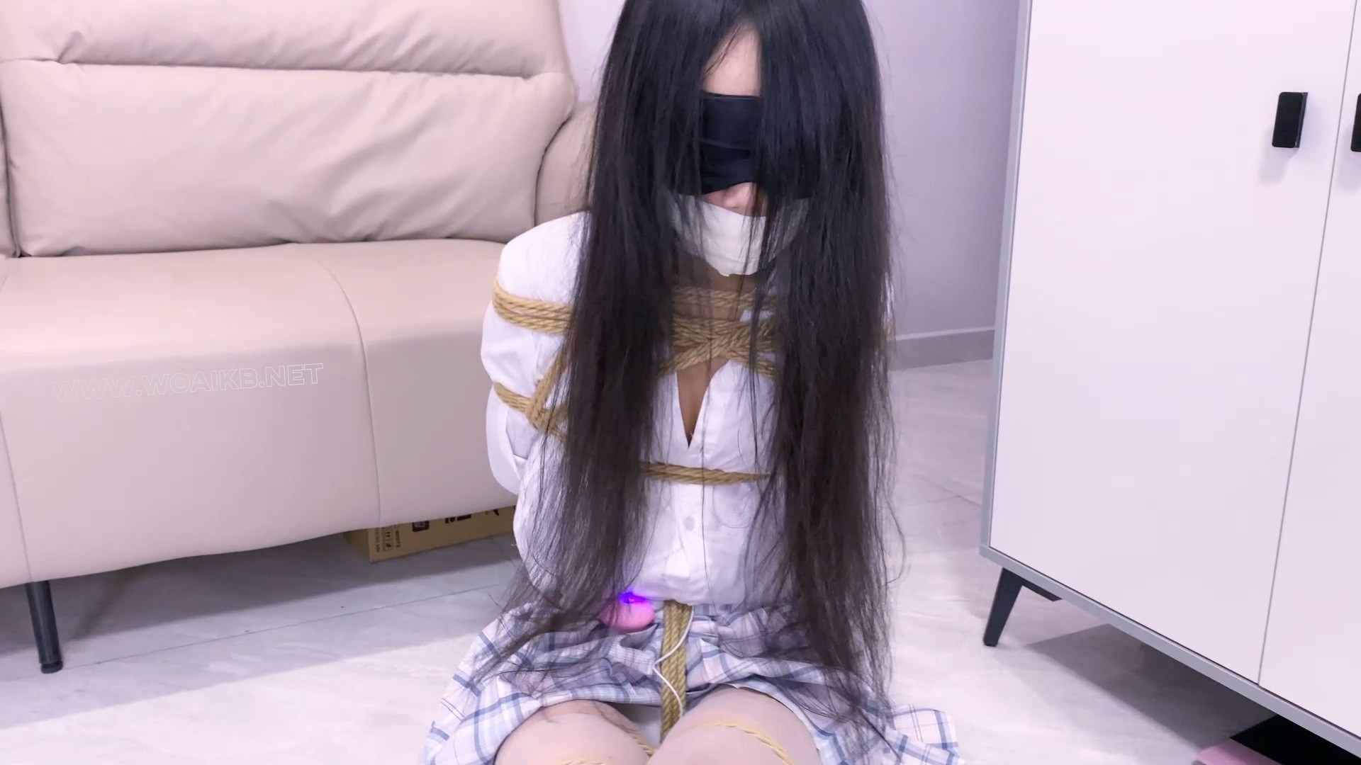 《路崽日记》-客户定拍-第十八集-jk白丝被丝袜塞嘴勒嘴+多层胶布封嘴+双层丝袜蒙嘴 预览图