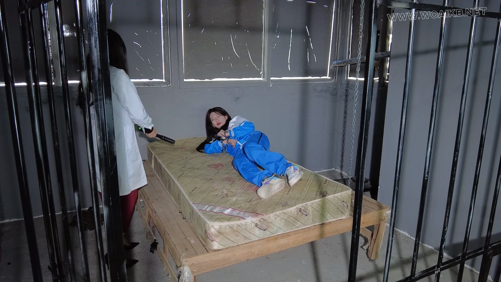 牢房捆绑电击鞭打强制戒毒！校服裤里丝狂挠脚心腋下折磨！原味丝袜堵嘴胶带封嘴！ 预览图