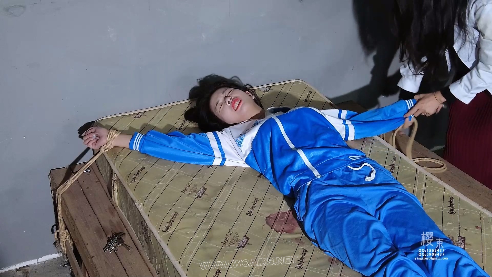牢房捆绑电击鞭打强制戒毒！校服裤里丝狂挠脚心腋下折磨！原味丝袜堵嘴胶带封嘴！ 预览图