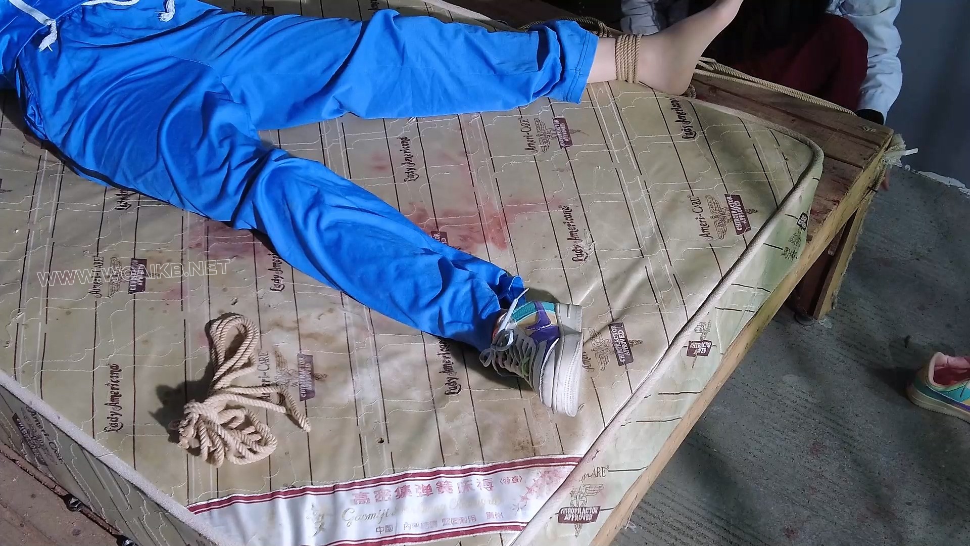 牢房捆绑电击鞭打强制戒毒！校服裤里丝狂挠脚心腋下折磨！原味丝袜堵嘴胶带封嘴！ 预览图
