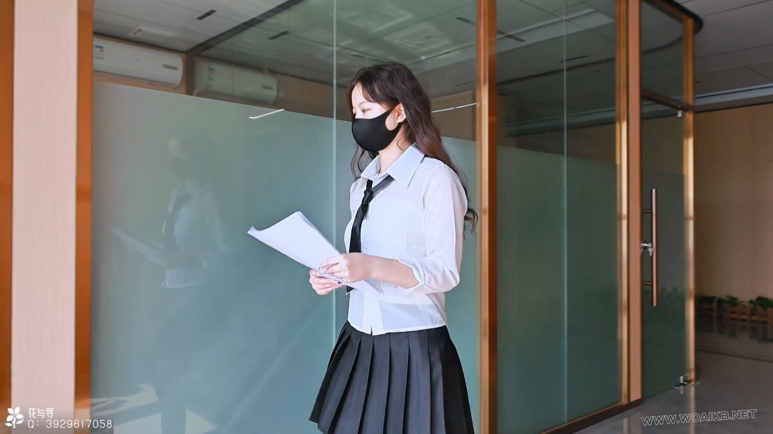 女女调教《变态女高管要挟绑玩下属》你也不想失去这份工作吧，穿上下属的黑丝调教 封面图