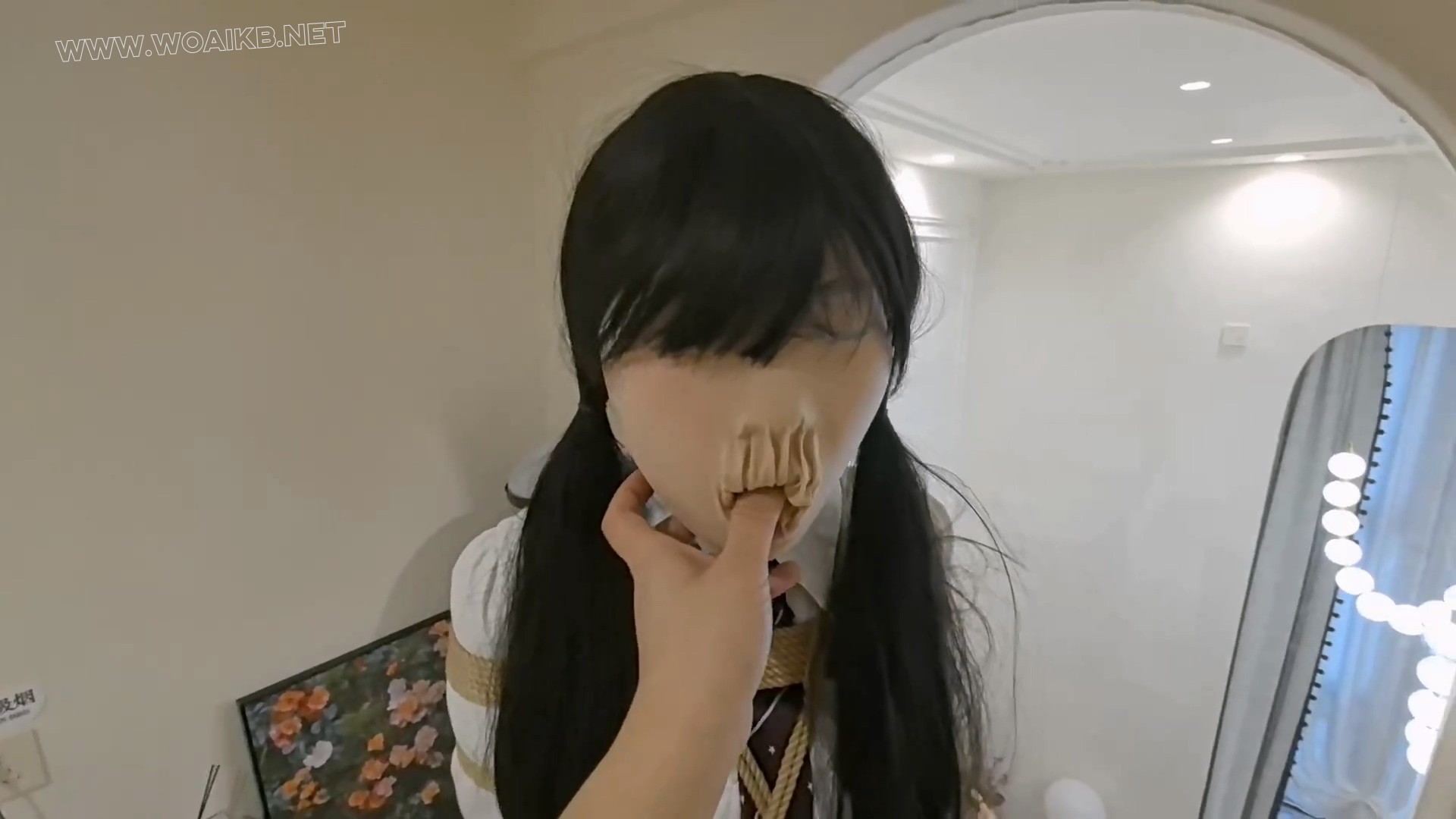 【FXX-橱窗内的model】丝袜嵌入嘴里的袜娘 我愿称之为“行走的榨汁机”远程遥控内 预览图