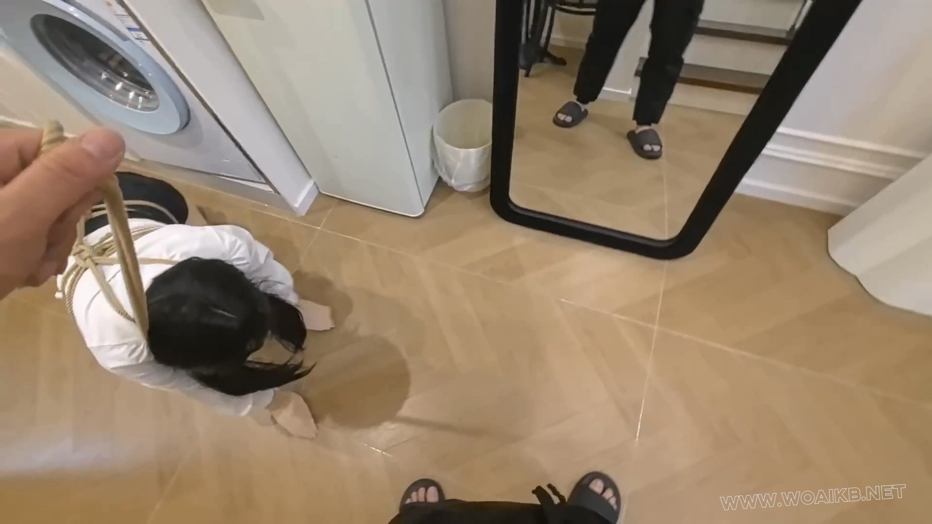 【FXX-橱窗内的model】丝袜嵌入嘴里的袜娘 我愿称之为“行走的榨汁机”远程遥控内 预览图