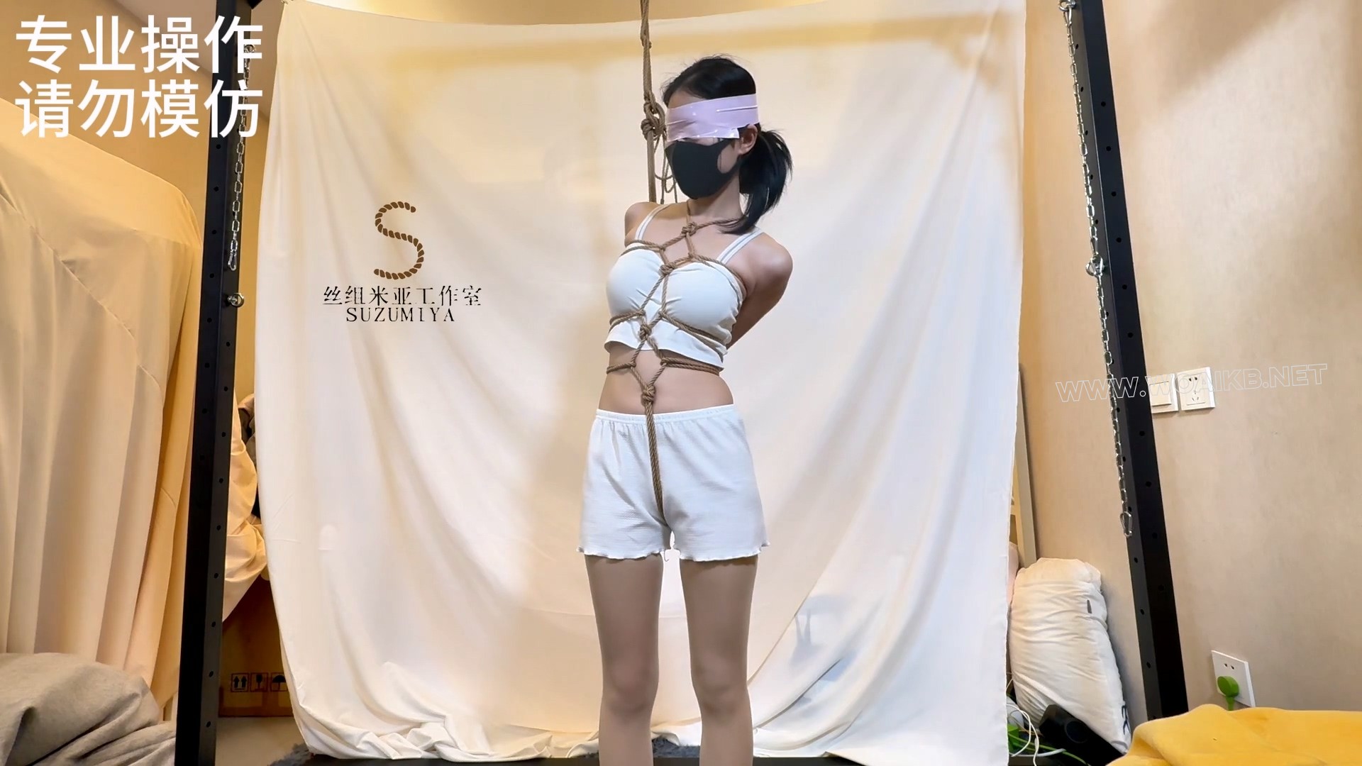 04后模特绳艺第二弹白色内衣+裹胸胶带手脚捆在一起的GC 封面图