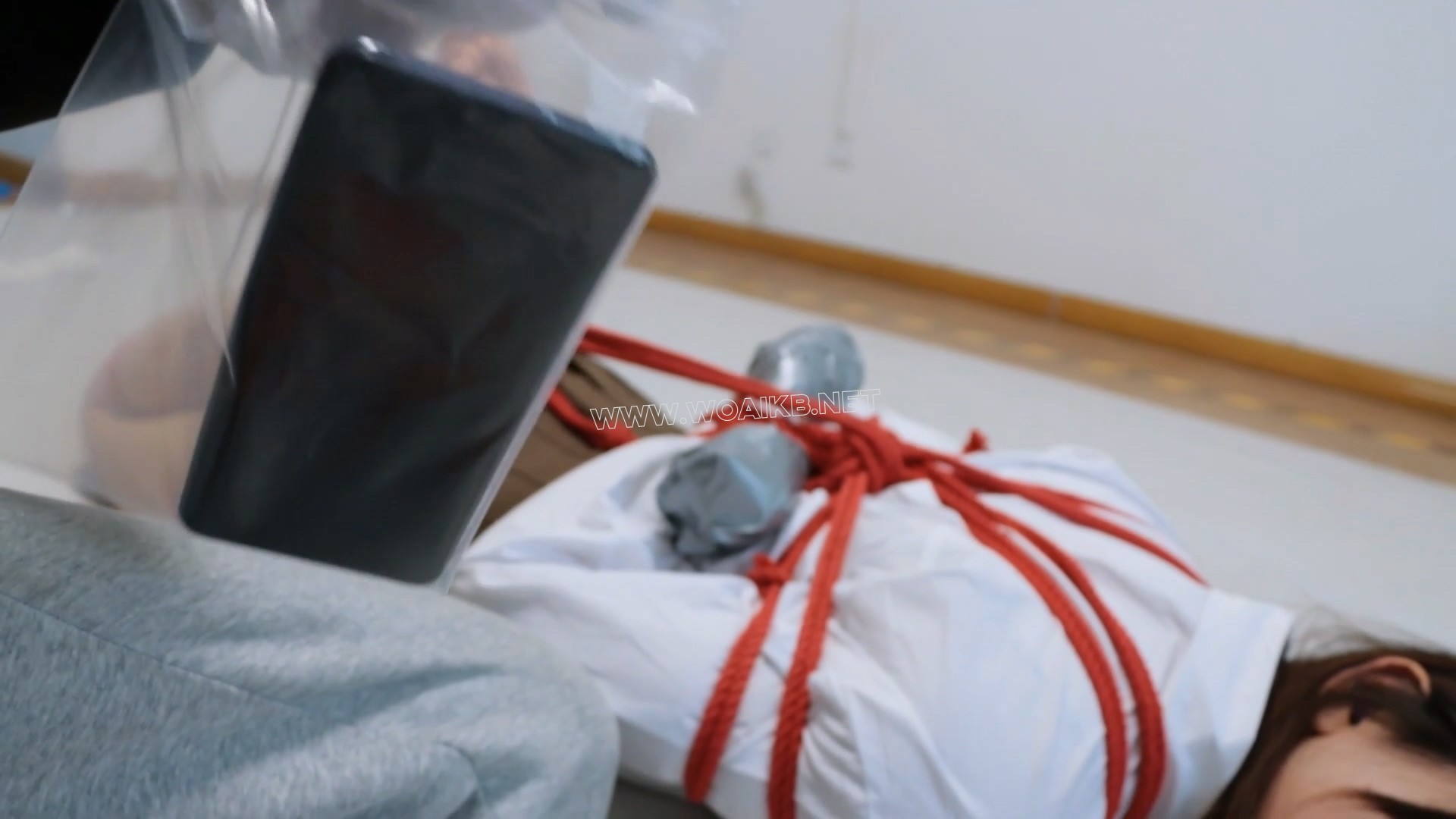 《次元三角 雅倩篇（中）》足枷上阵！拘束衣与虐足的双重结合，多种道具TK雅倩大脚！ 预览图