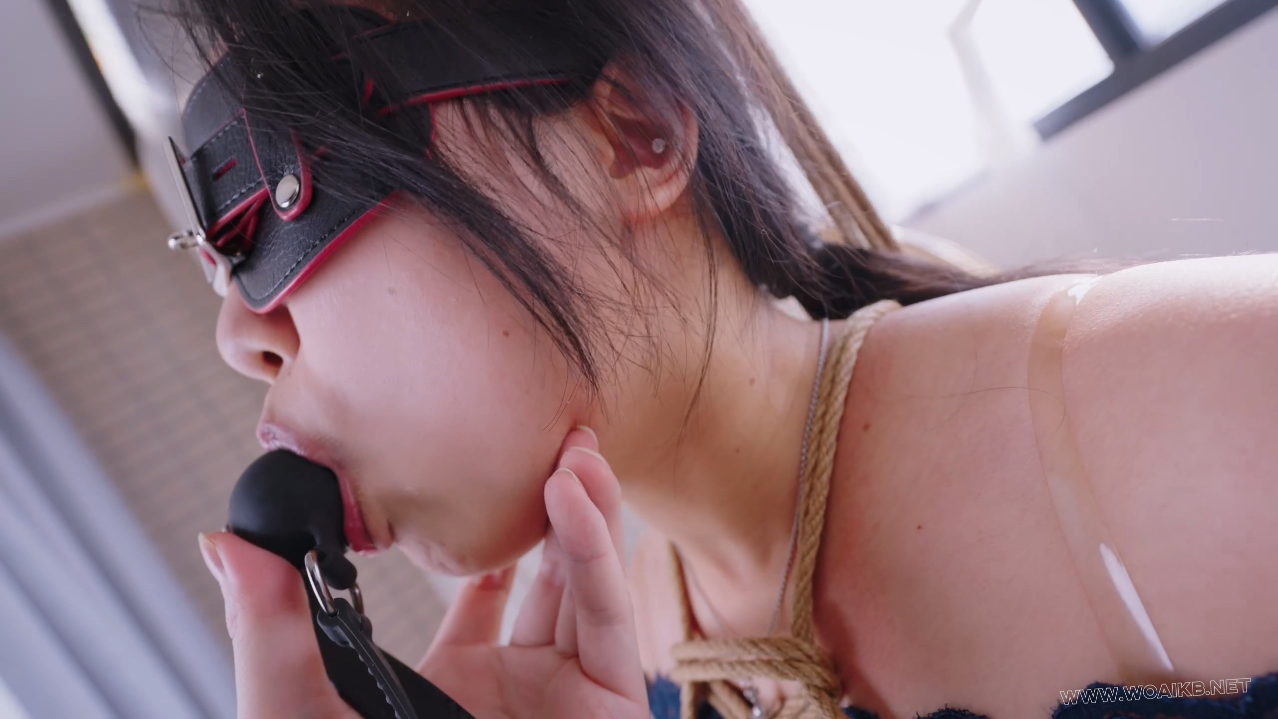 《落入面试陷阱的妹子4》少女在面试后被绑架，用柠檬塞嘴后疯狂分泌口水，而后被假 预览图