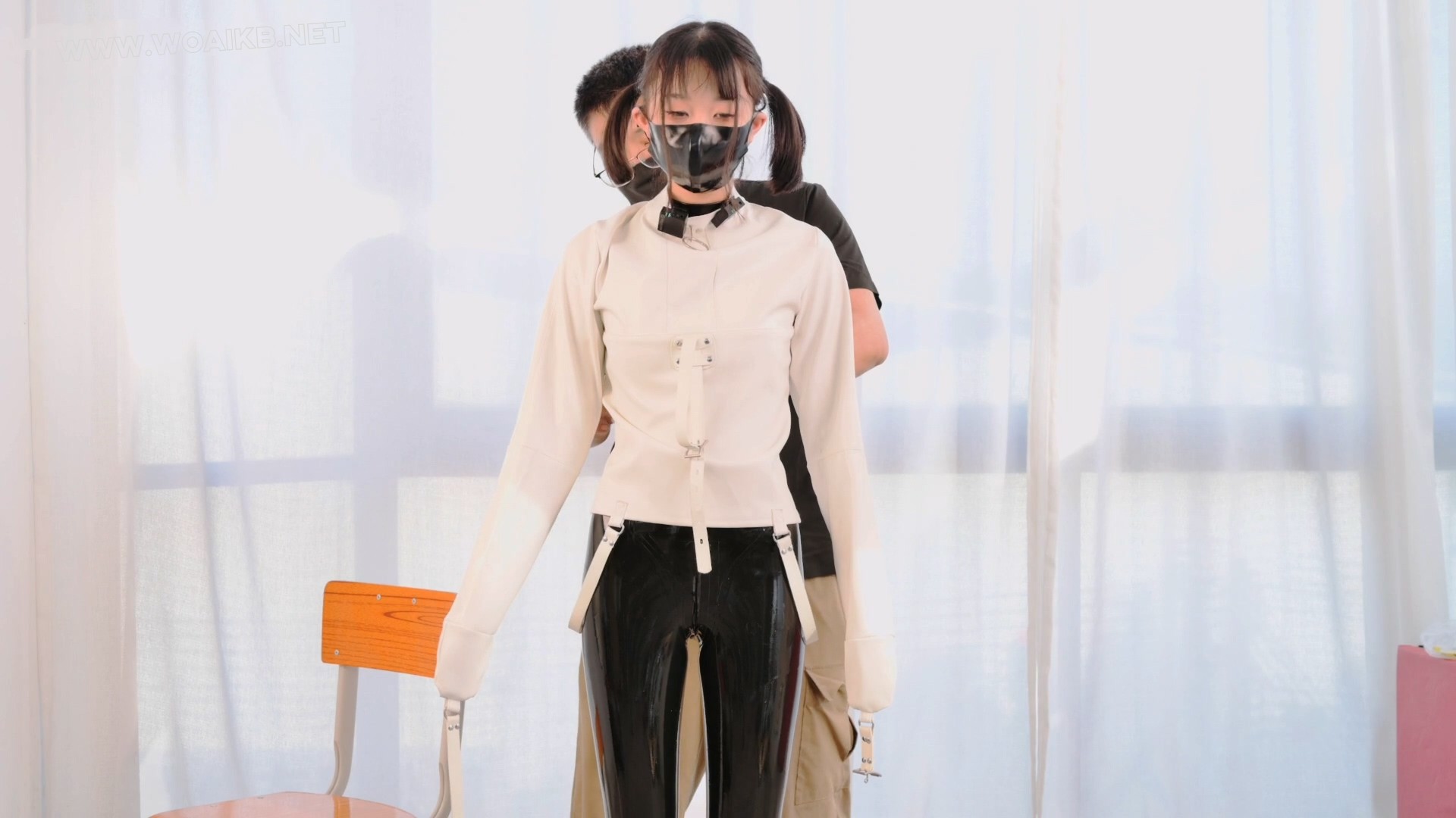 乳胶小姐姐的口笼放置与防毒面具呼吸瓶挑战 固定放置 拘束衣放置 装置拘束 乳胶 扼 预览图