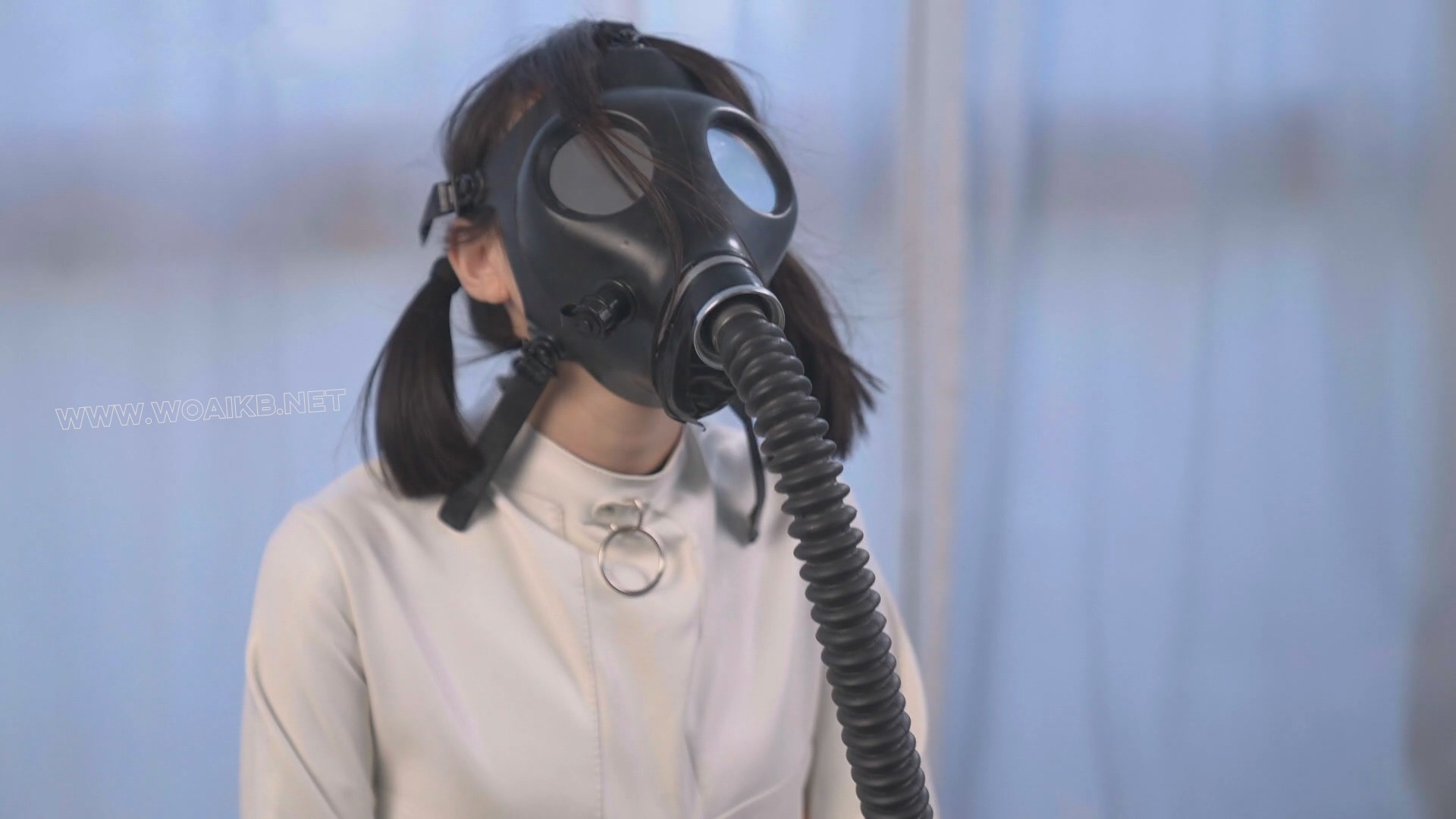 乳胶小姐姐的口笼放置与防毒面具呼吸瓶挑战 固定放置 拘束衣放置 装置拘束 乳胶 扼 预览图