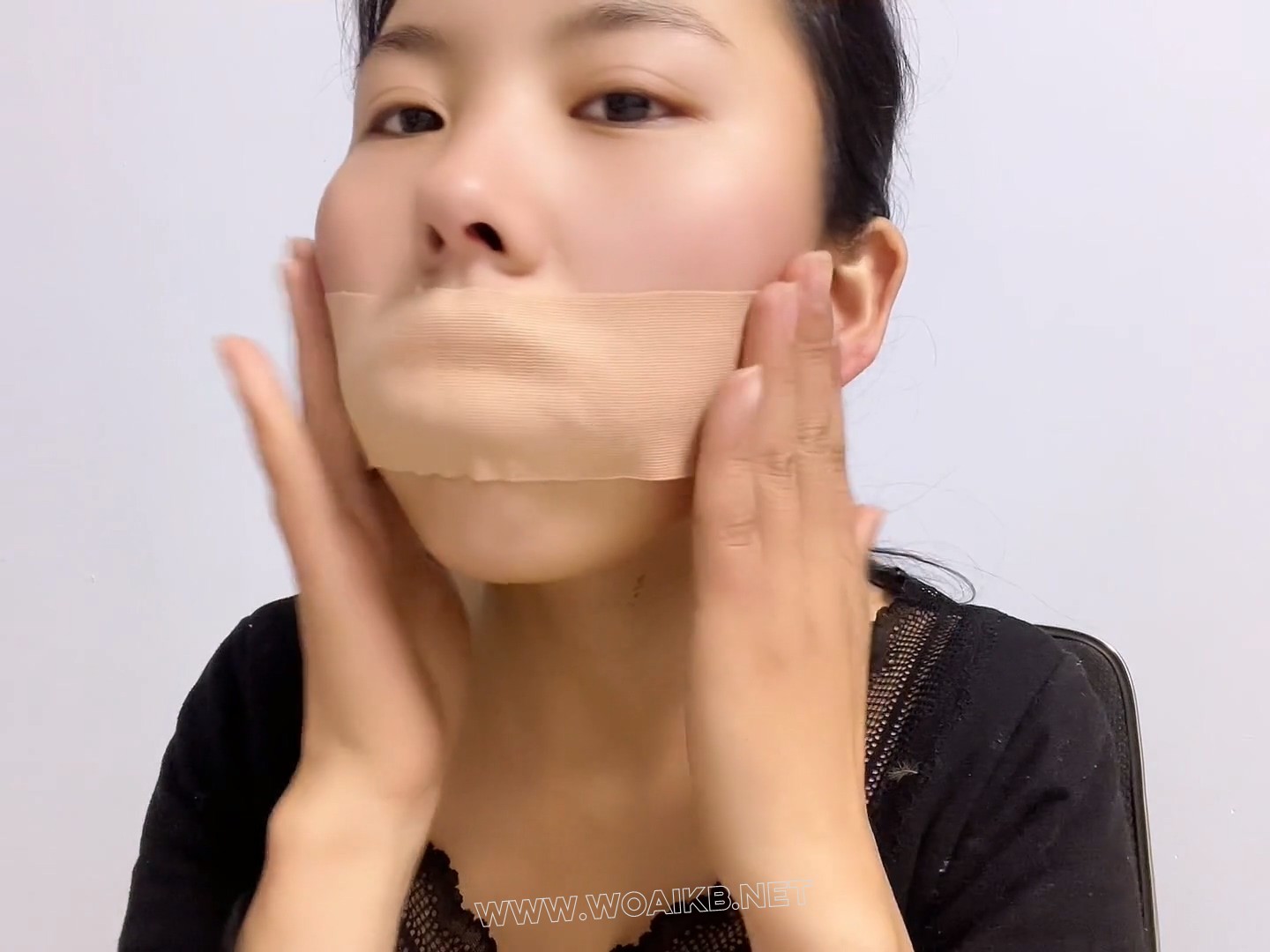各种封嘴 模特井百慧 两条白丝慢慢塞入小嘴 然后再用超粘的肌肉贴交待封嘴， 第二 预览图