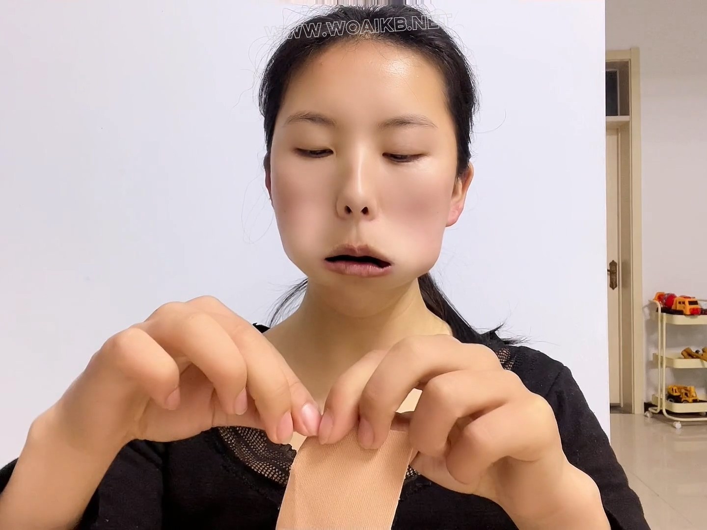 各种封嘴 模特井百慧 两条白丝慢慢塞入小嘴 然后再用超粘的肌肉贴交待封嘴， 第二 预览图