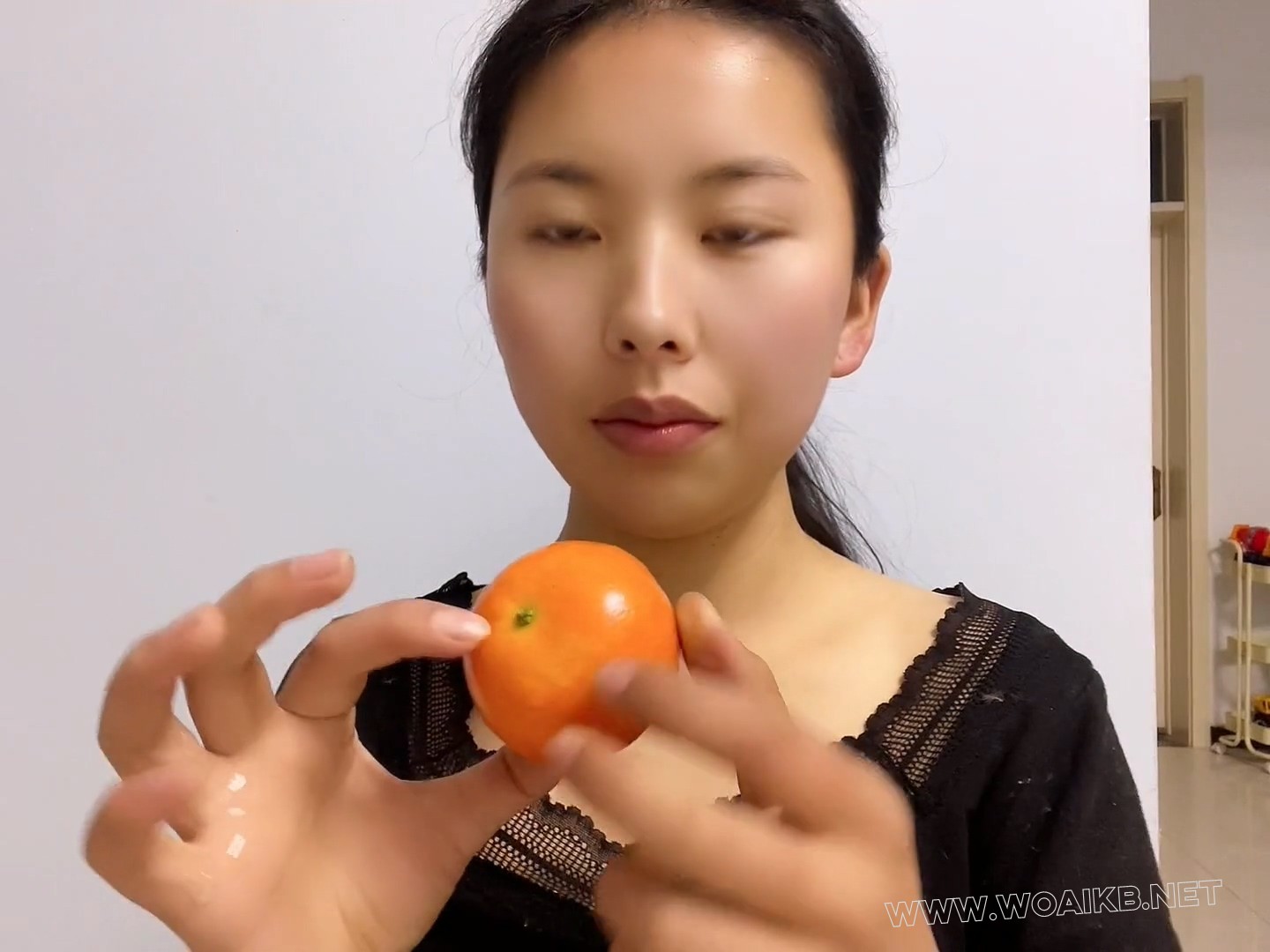 各种封嘴 模特井百慧 两条白丝慢慢塞入小嘴 然后再用超粘的肌肉贴交待封嘴， 第二 预览图