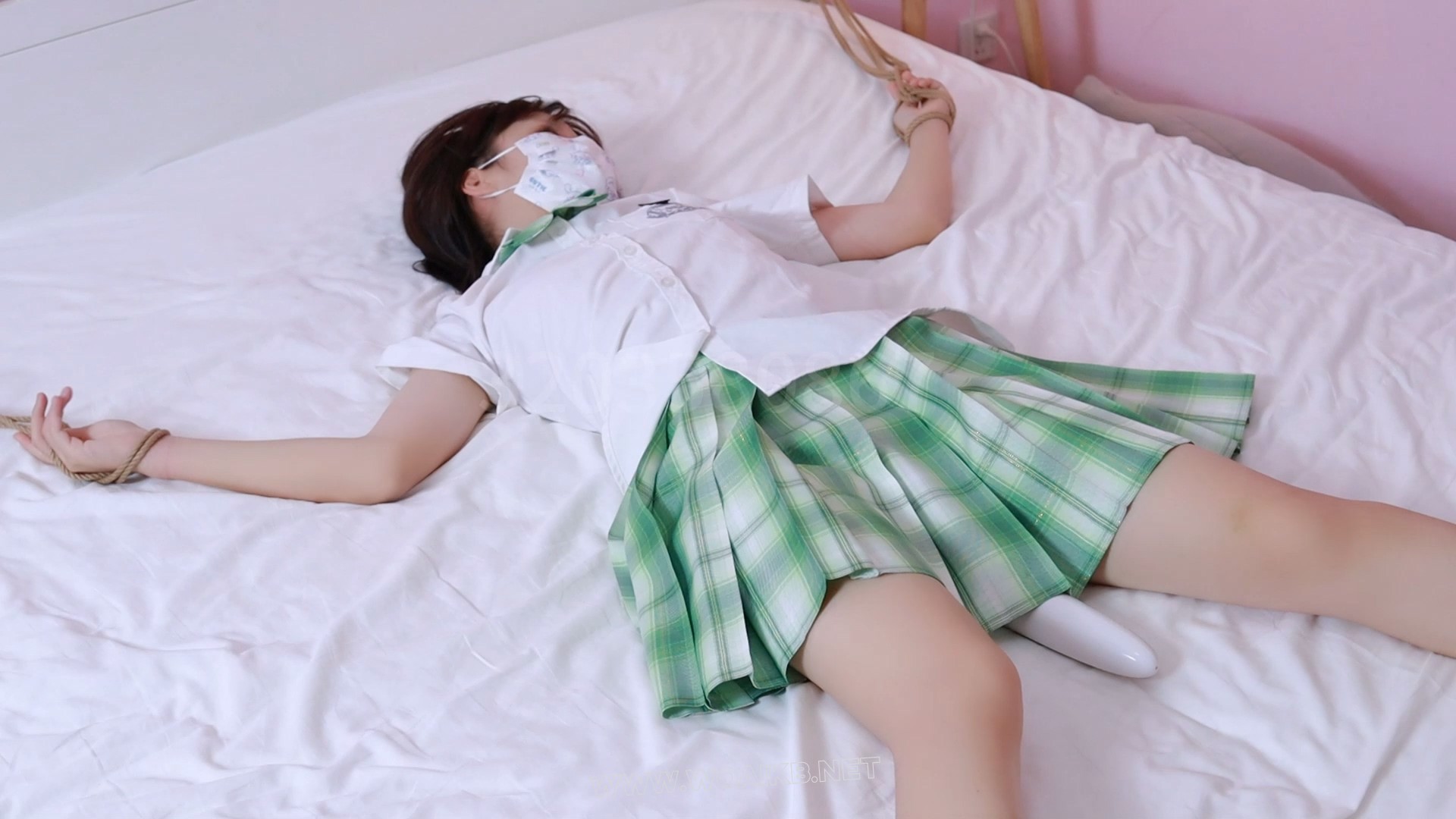 女女调教 小m姐姐带着妹妹体验捆绑调教 亲手把妹妹大字绑床上使用棒棒不断挑逗 预览图