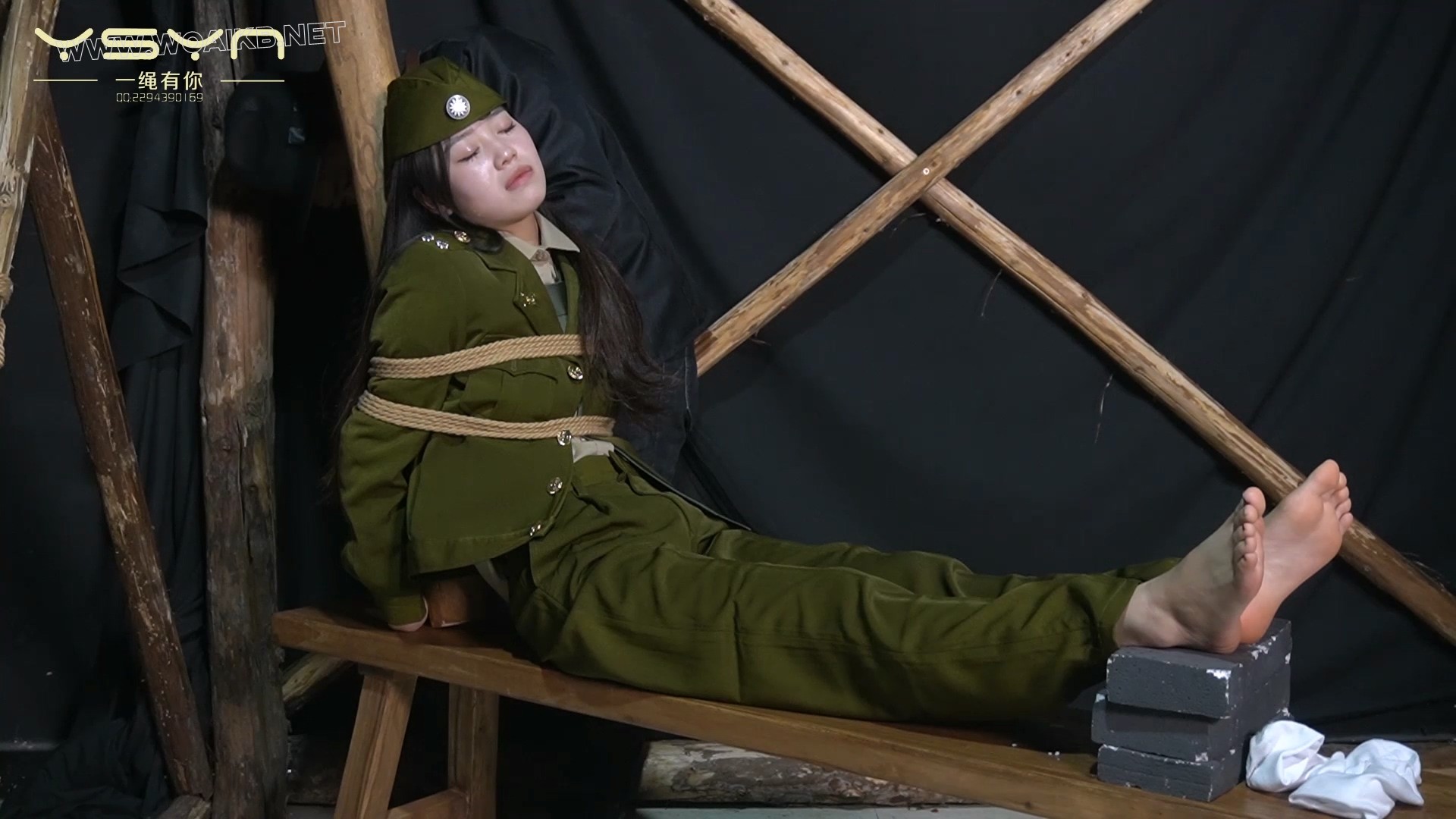 【秘杀】潜伏女军统皮鞭受刑老虎凳铁钳子夹脚趾打脚心重度全身痒刑后秘密杀害 预览图