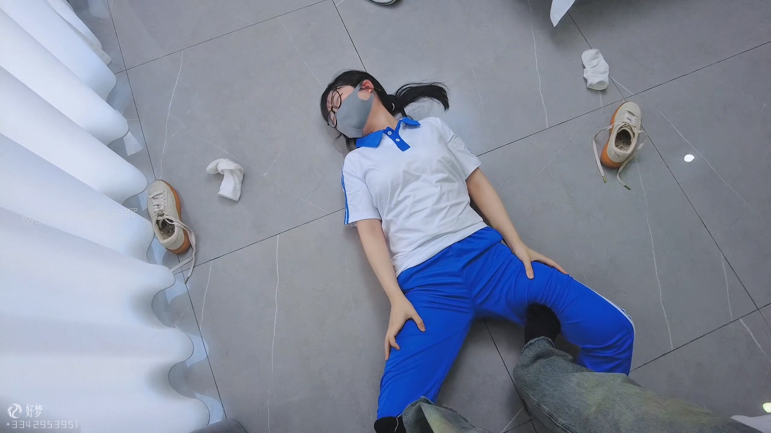 舞蹈柔韧性压腿训练，白丝+绿豆+发丝屑 预览图